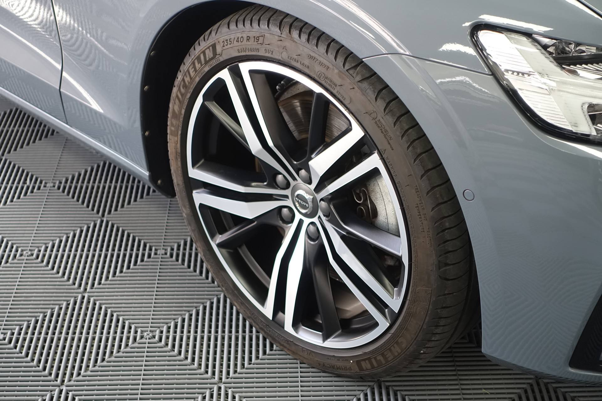 VOLVO V60 2.0 B5 R-Design AWD-image-8