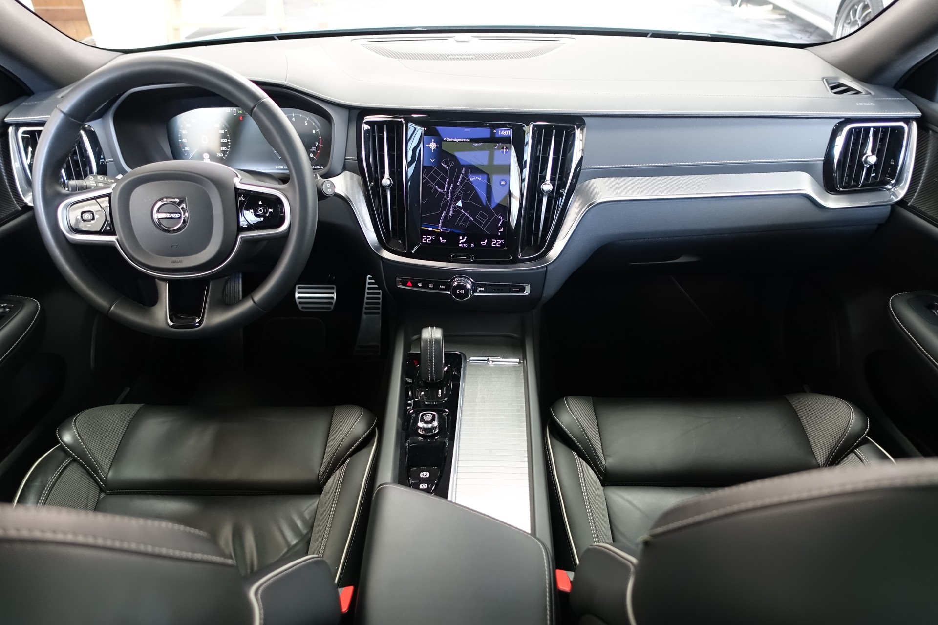VOLVO V60 2.0 B5 R-Design AWD-image-20