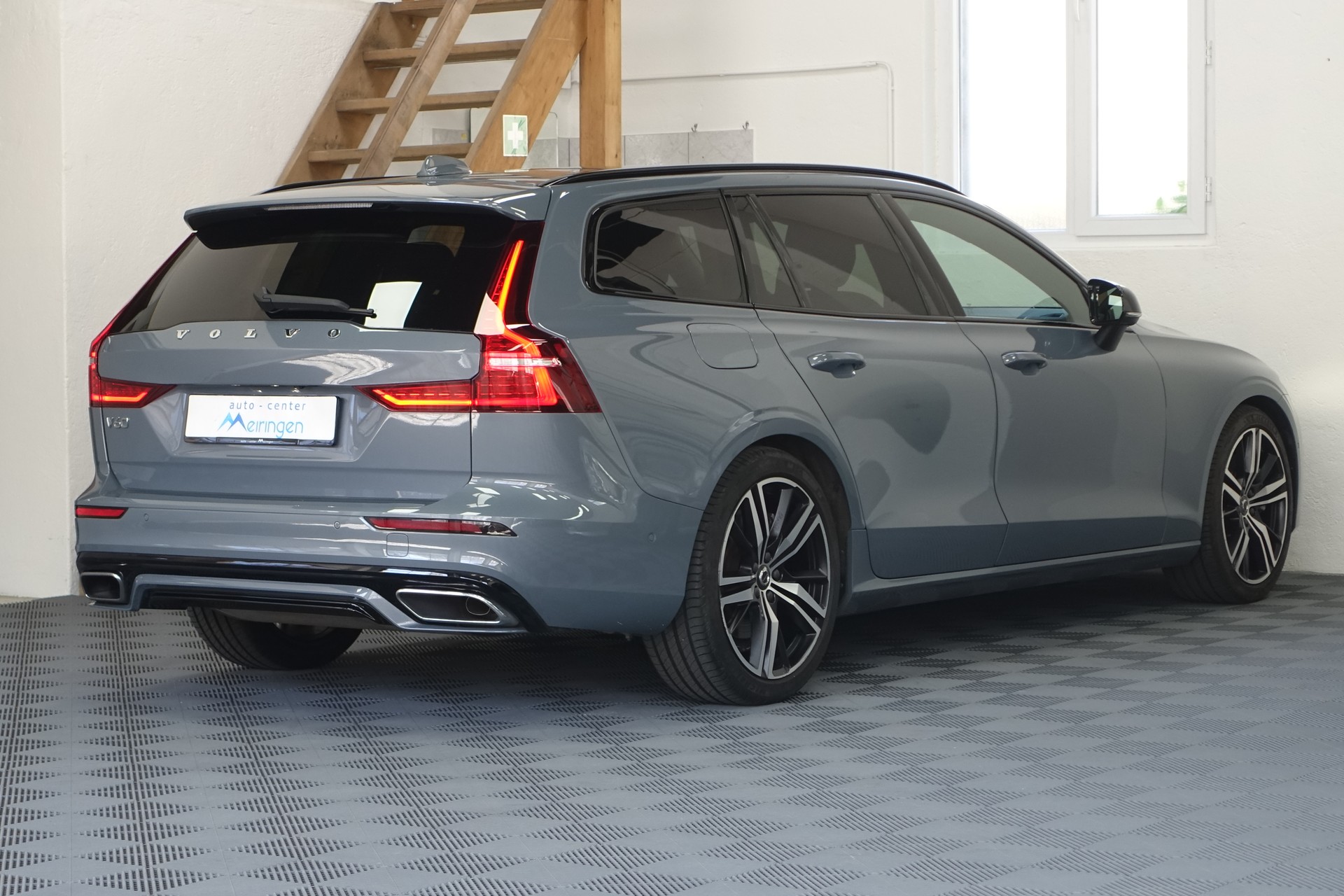 VOLVO V60 2.0 B5 R-Design AWD-image-5