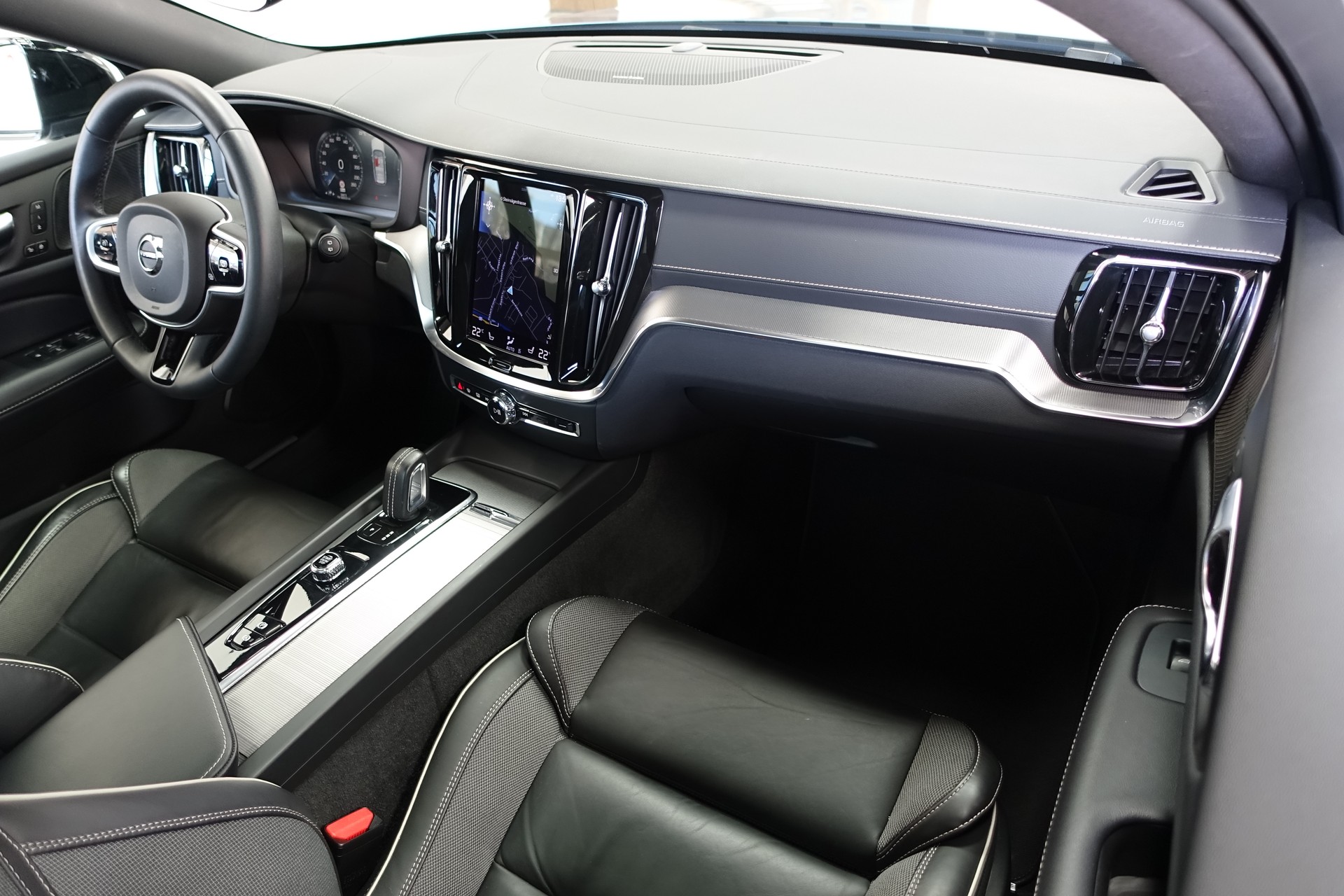 VOLVO V60 2.0 B5 R-Design AWD-image-12