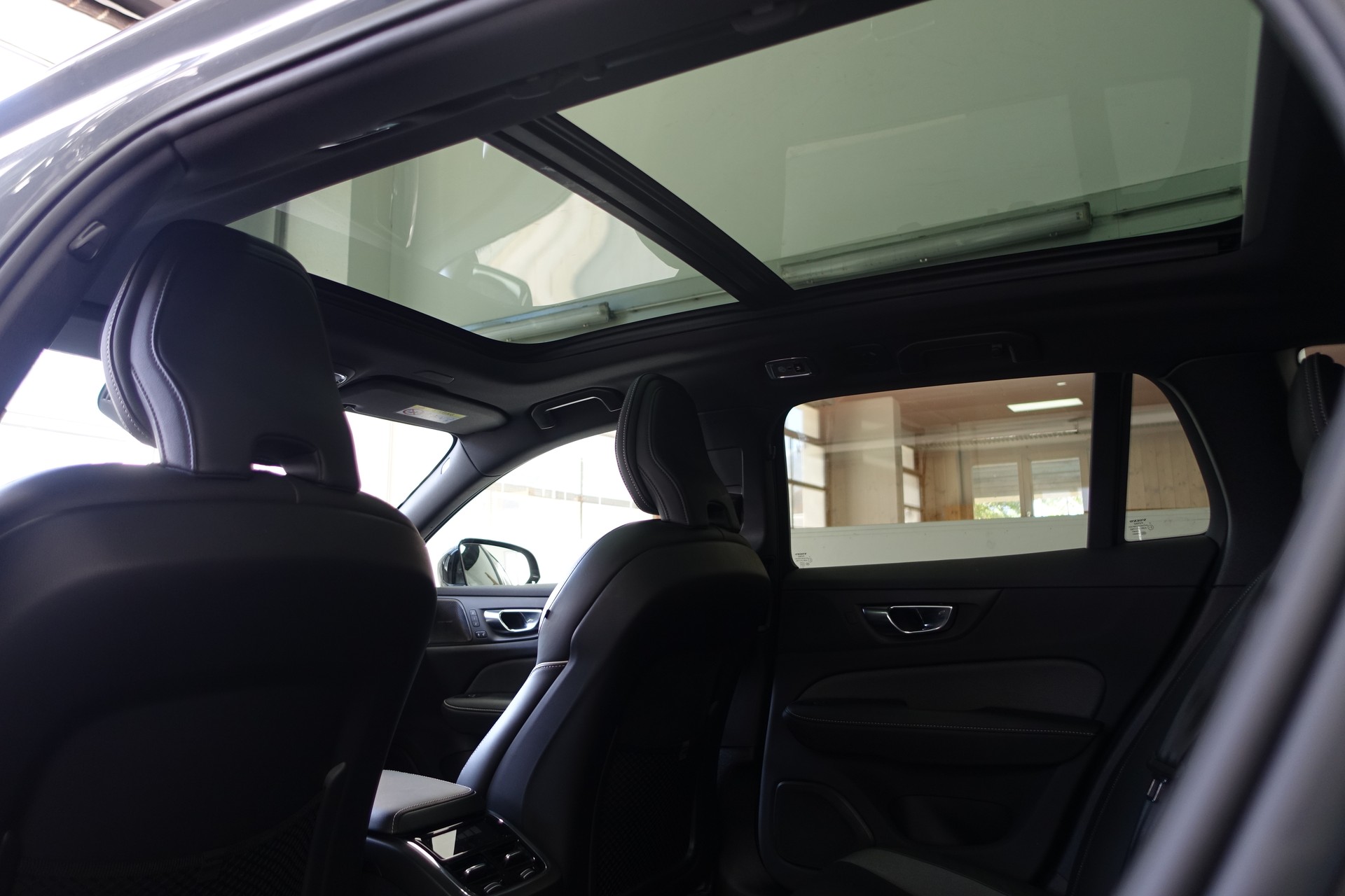 VOLVO V60 2.0 B5 R-Design AWD-image-14