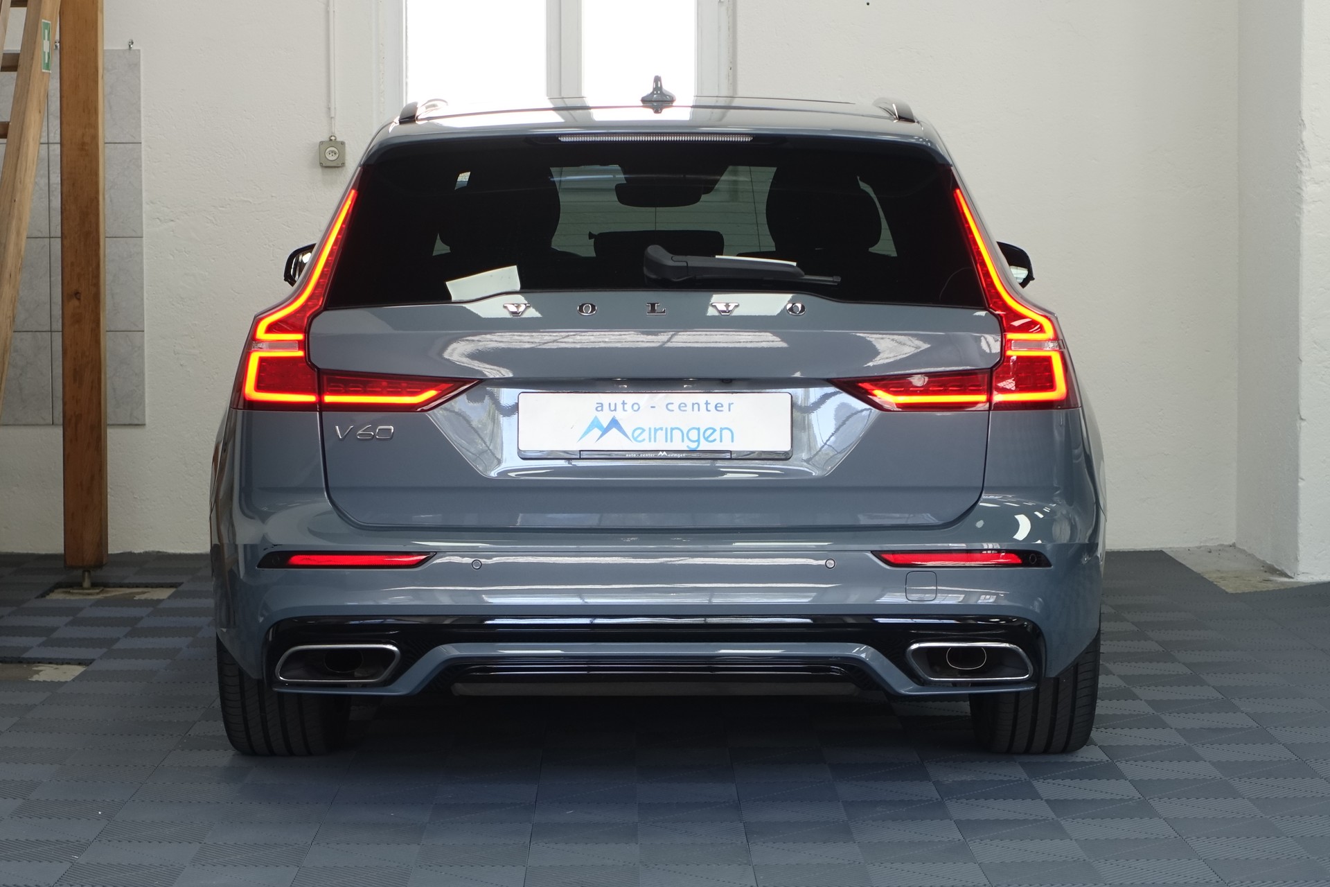 VOLVO V60 2.0 B5 R-Design AWD-image-6