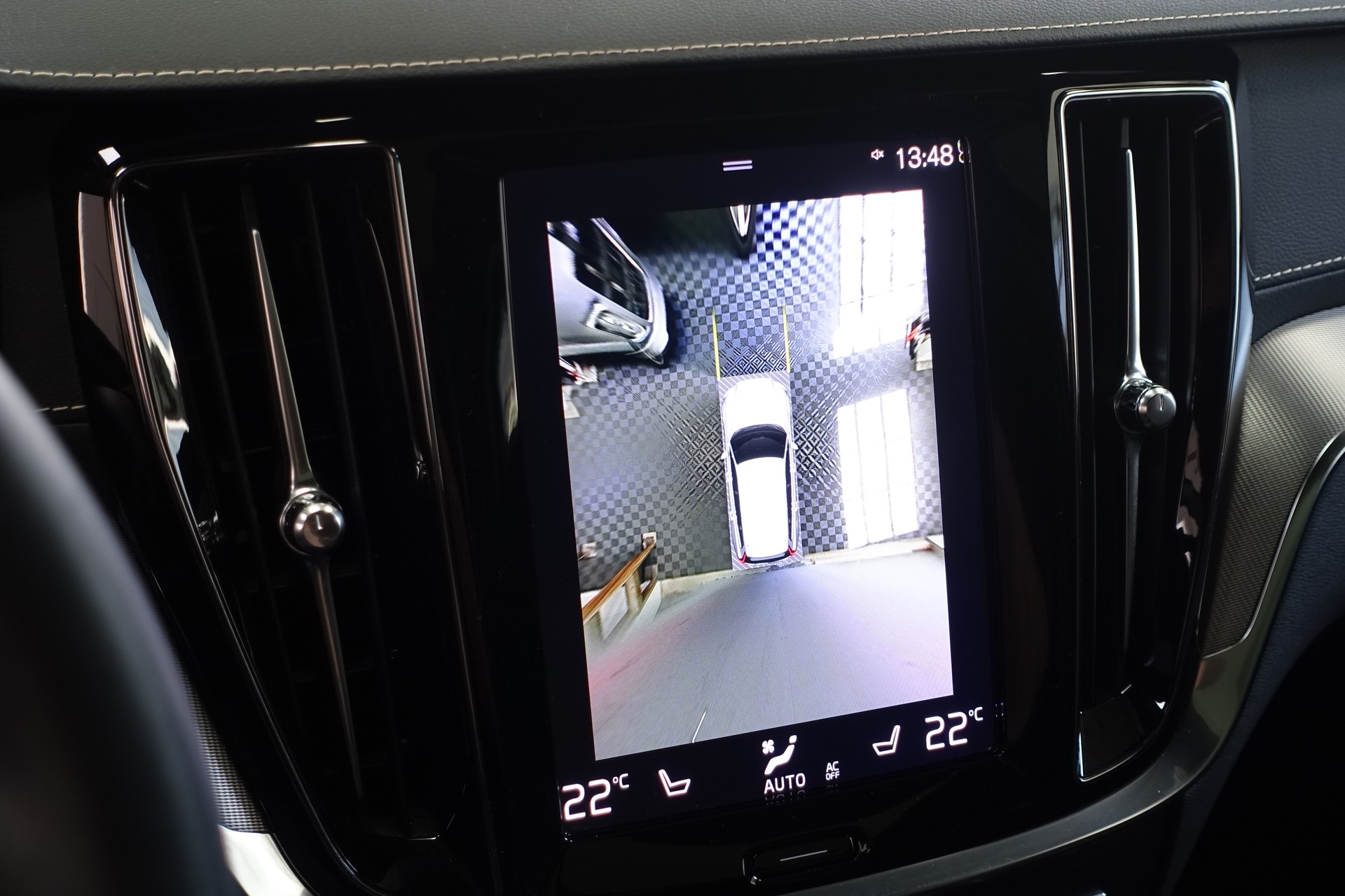 VOLVO V60 2.0 B5 R-Design AWD-image-23