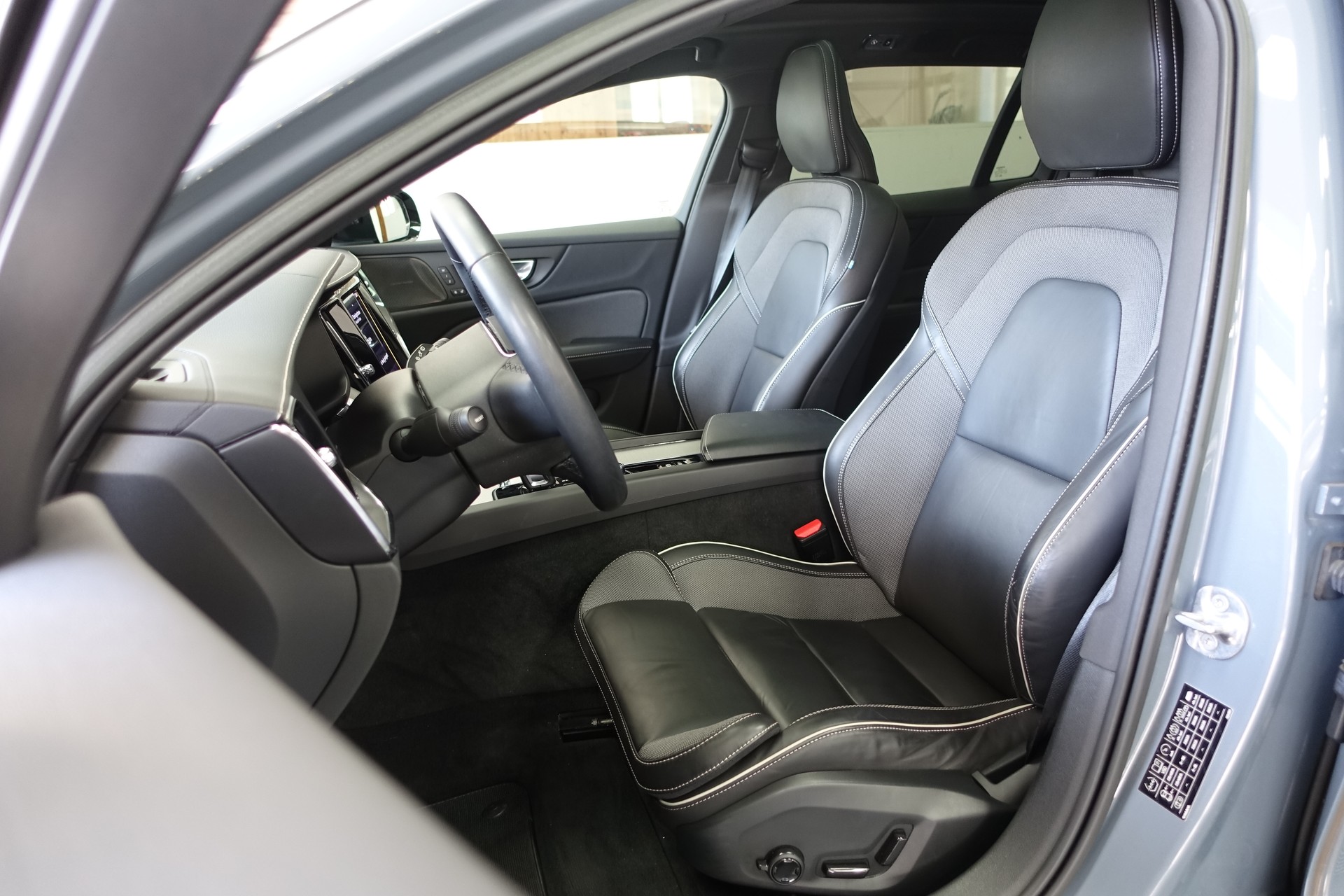 VOLVO V60 2.0 B5 R-Design AWD-image-9