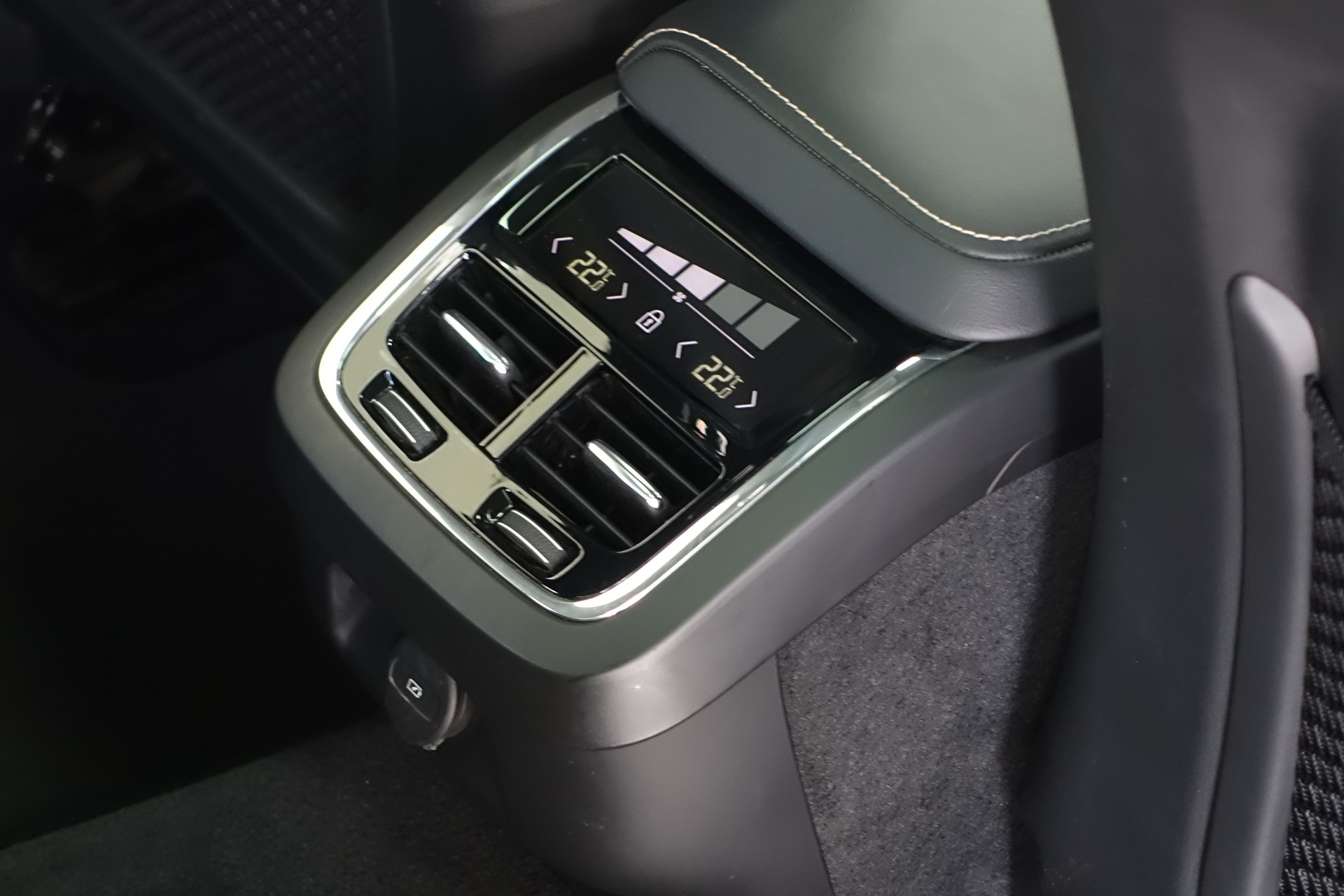 VOLVO V60 2.0 B5 R-Design AWD-image-16