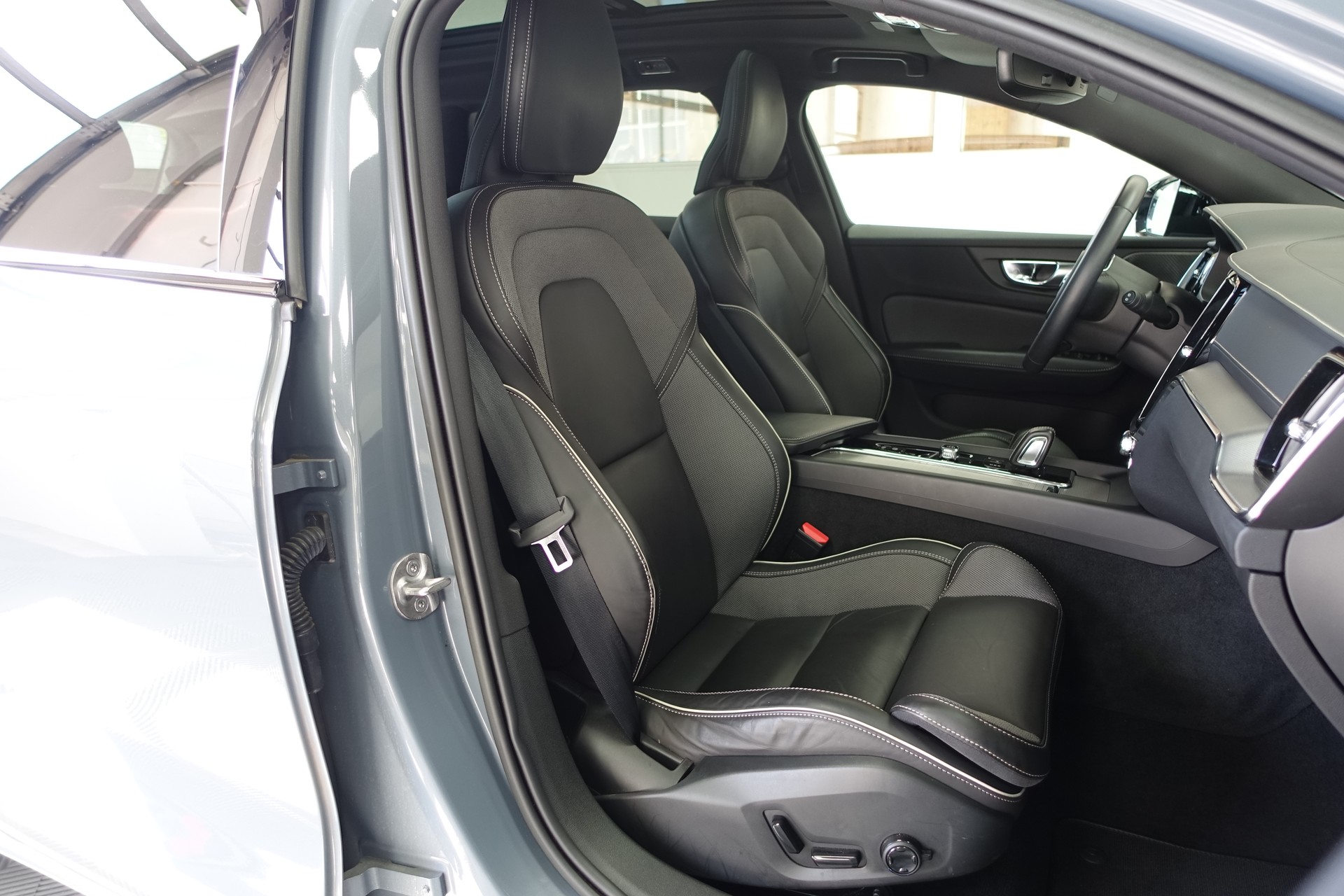 VOLVO V60 2.0 B5 R-Design AWD-image-10