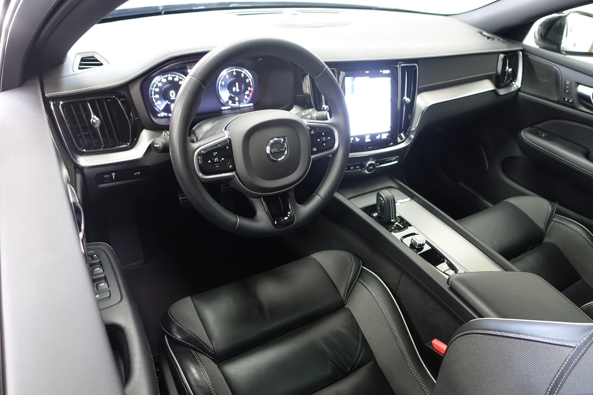 VOLVO V60 2.0 B5 R-Design AWD-image-11