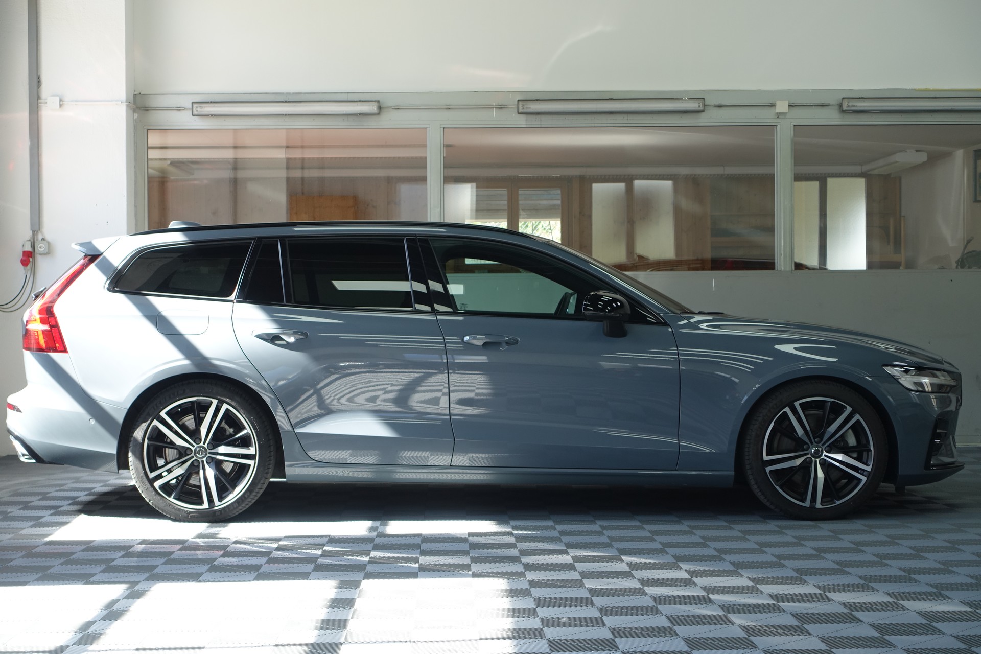 VOLVO V60 2.0 B5 R-Design AWD-image-3