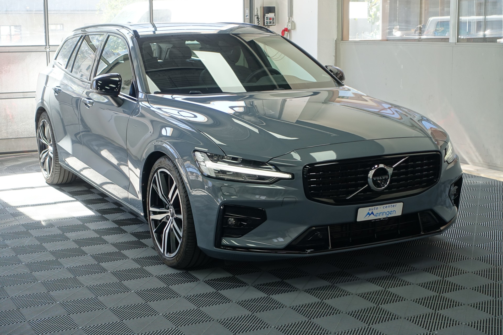 VOLVO V60 2.0 B5 R-Design AWD-image-1