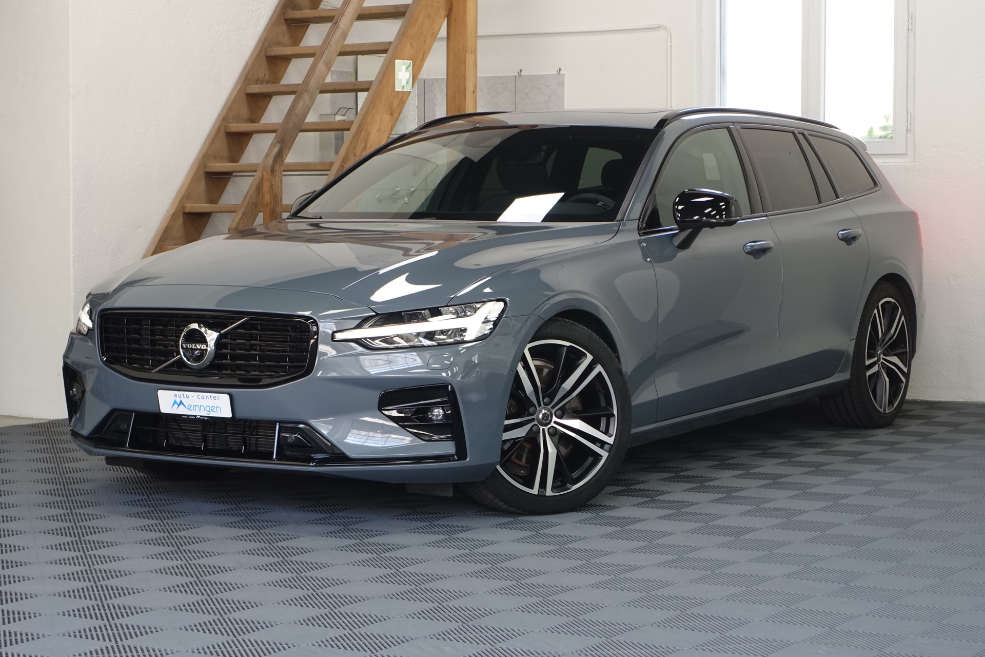 VOLVO V60 2.0 B5 R-Design AWD-image-0