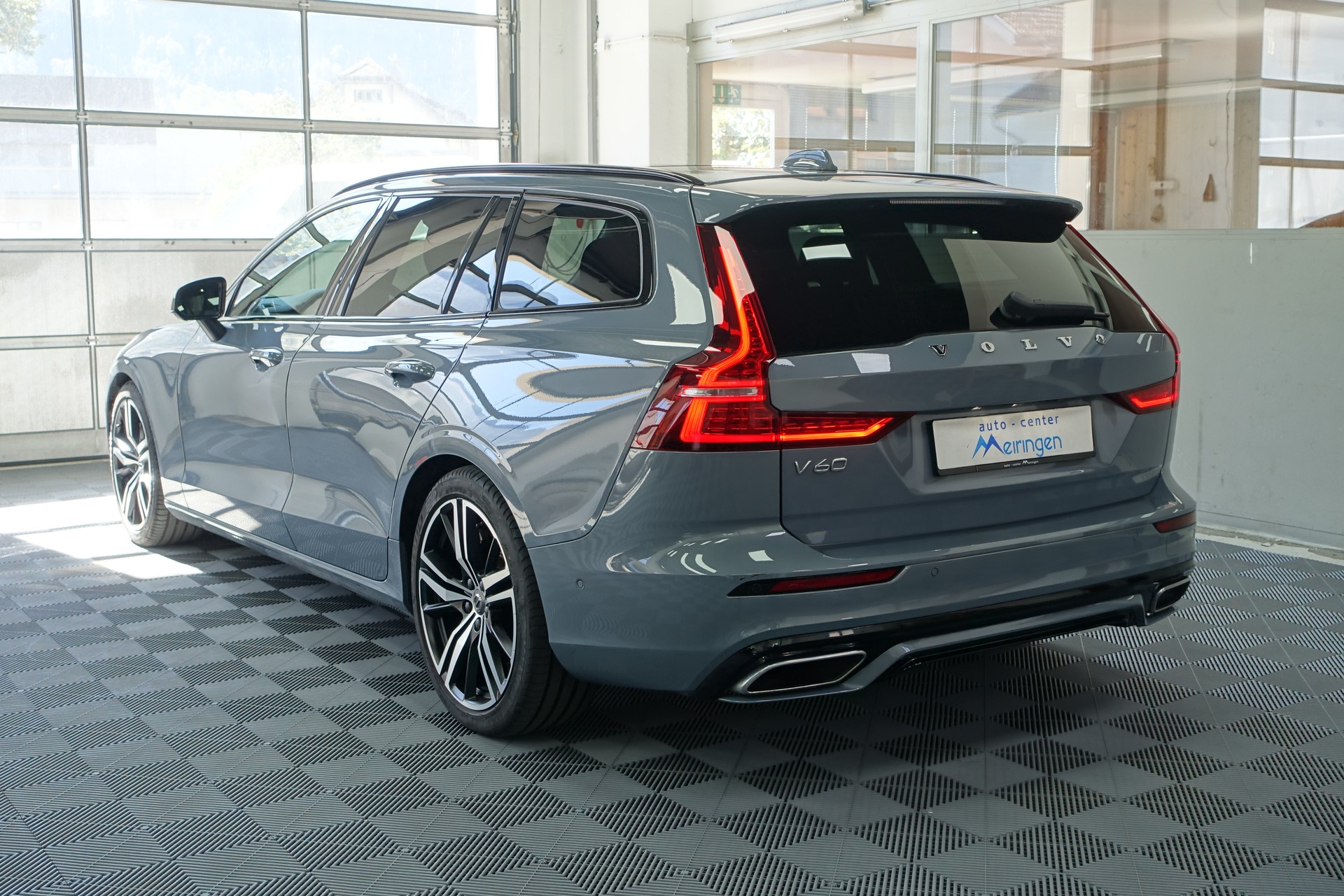 VOLVO V60 2.0 B5 R-Design AWD-image-4
