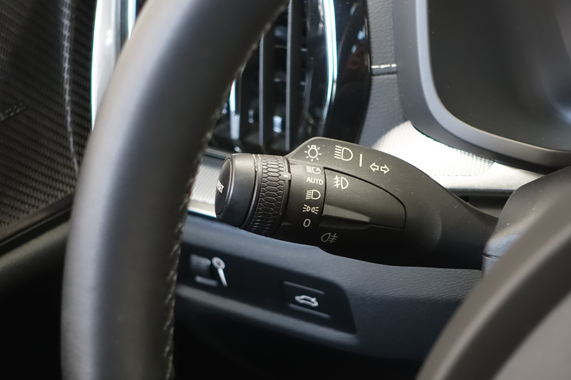 VOLVO V60 2.0 B5 R-Design AWD-image-21