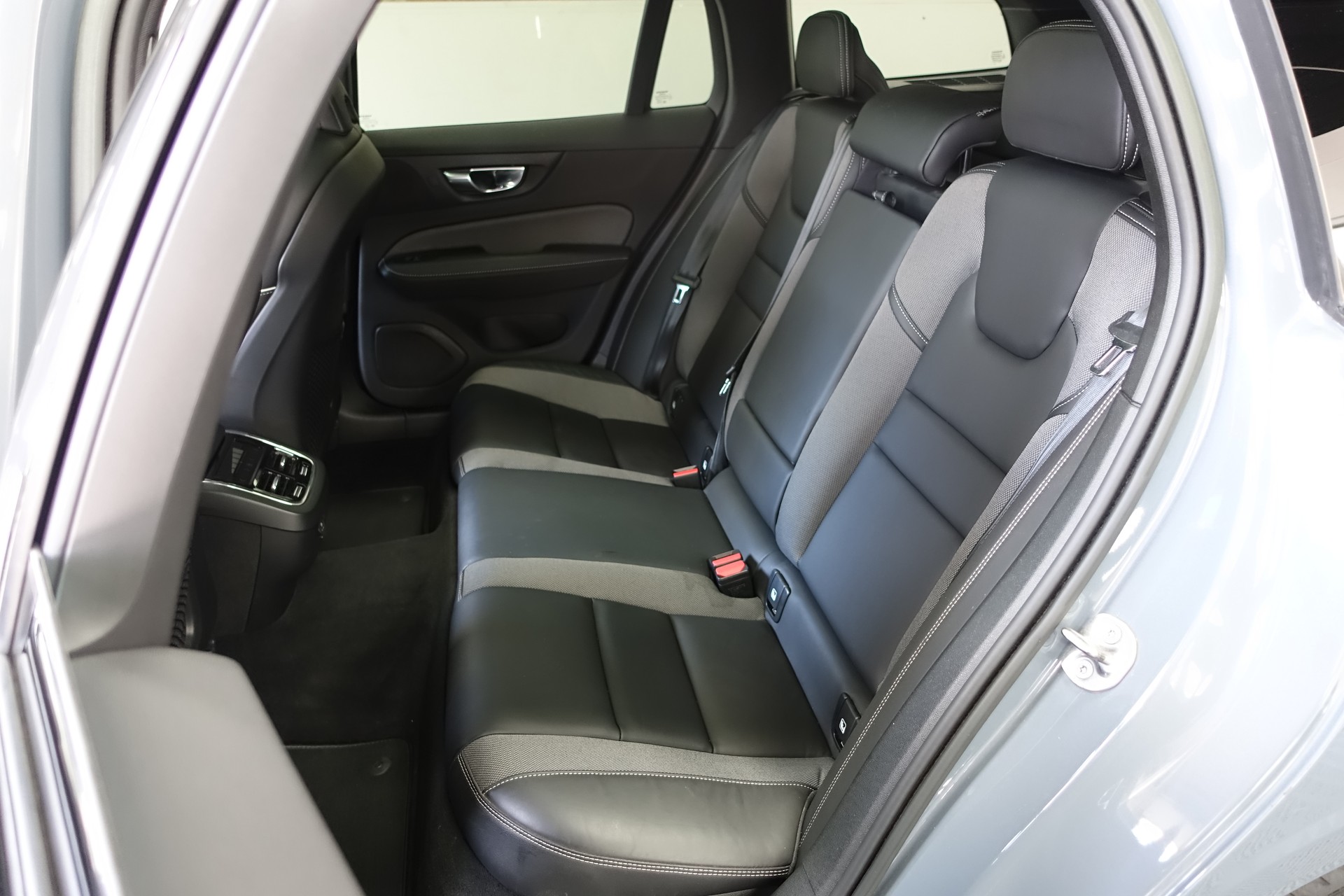 VOLVO V60 2.0 B5 R-Design AWD-image-13