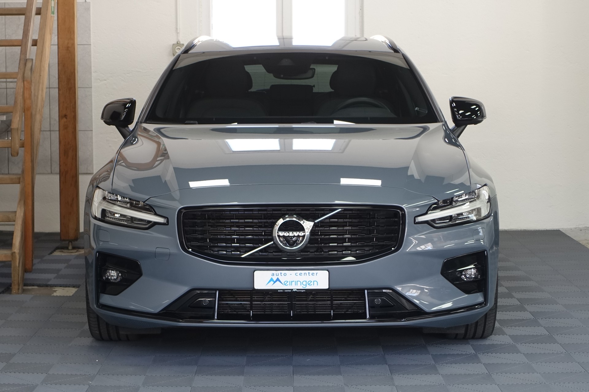 VOLVO V60 2.0 B5 R-Design AWD-image-2