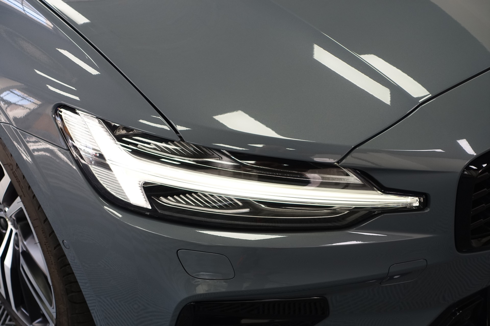 VOLVO V60 2.0 B5 R-Design AWD-image-7
