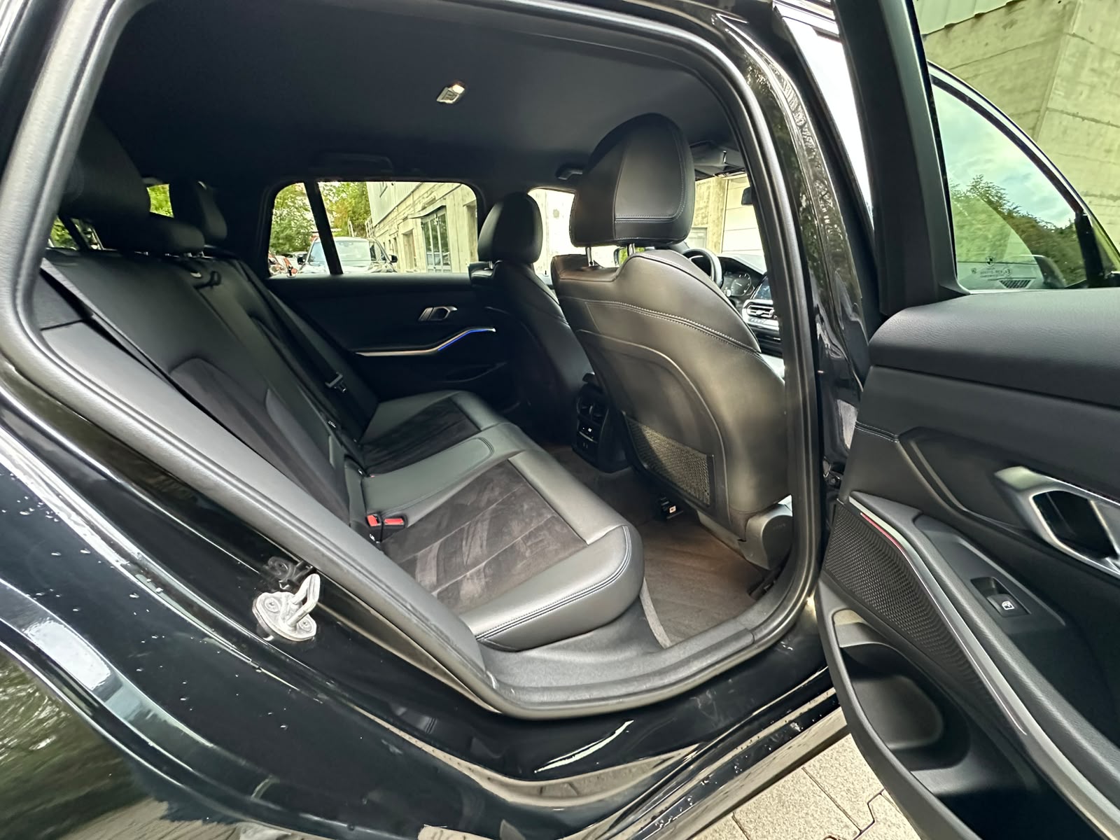 BMW 320d xDrive 48V Touring M Sport Steptronic-image-15