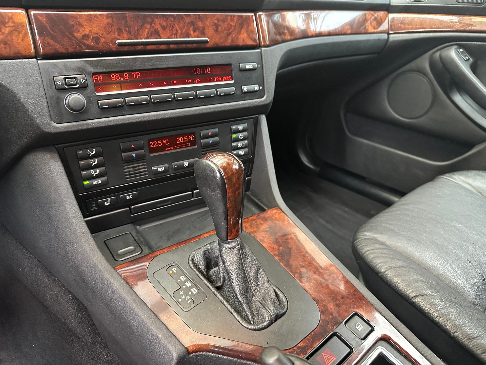 BMW 540i Touring-image-10