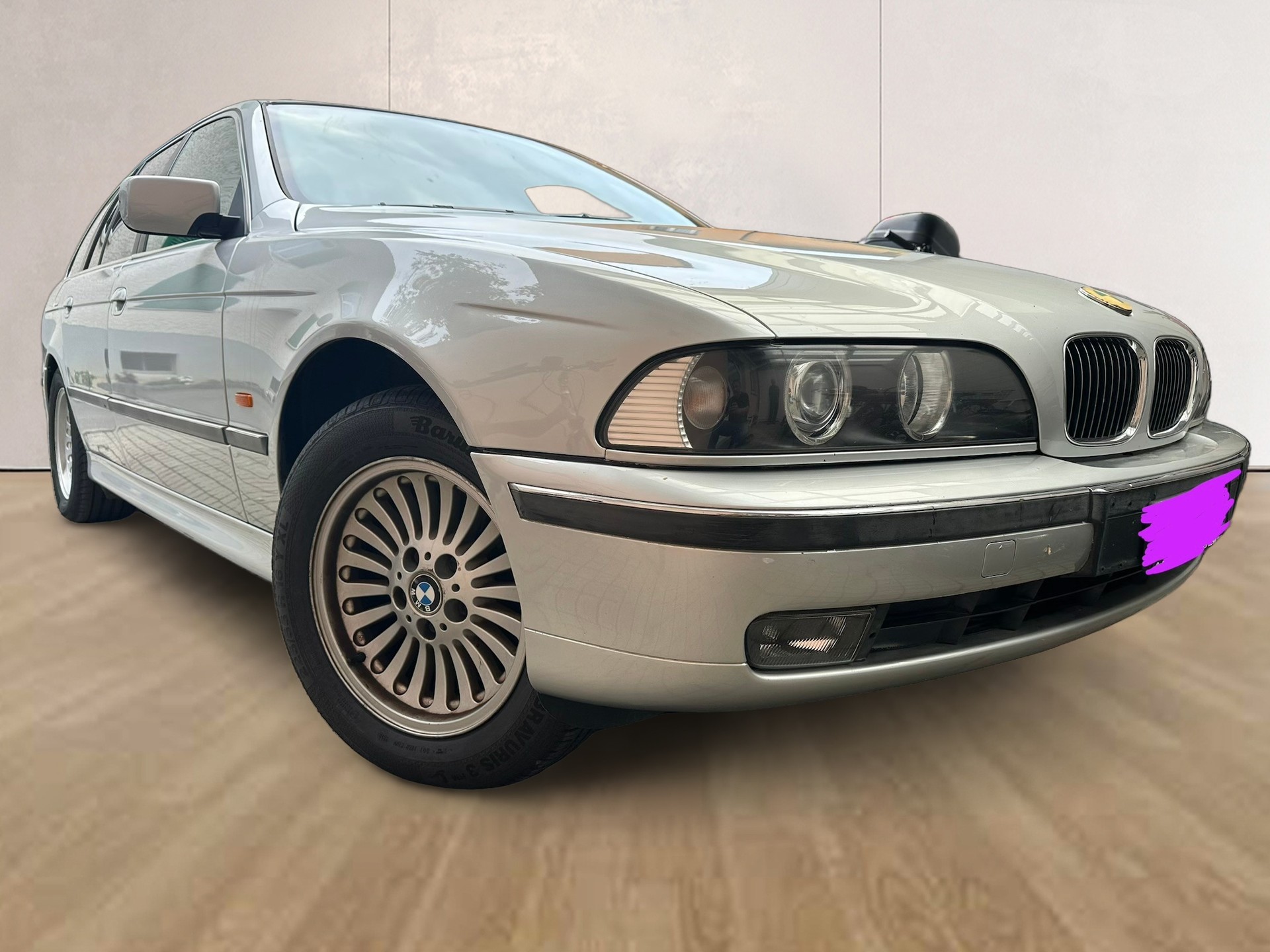 BMW 540i Touring-image-1