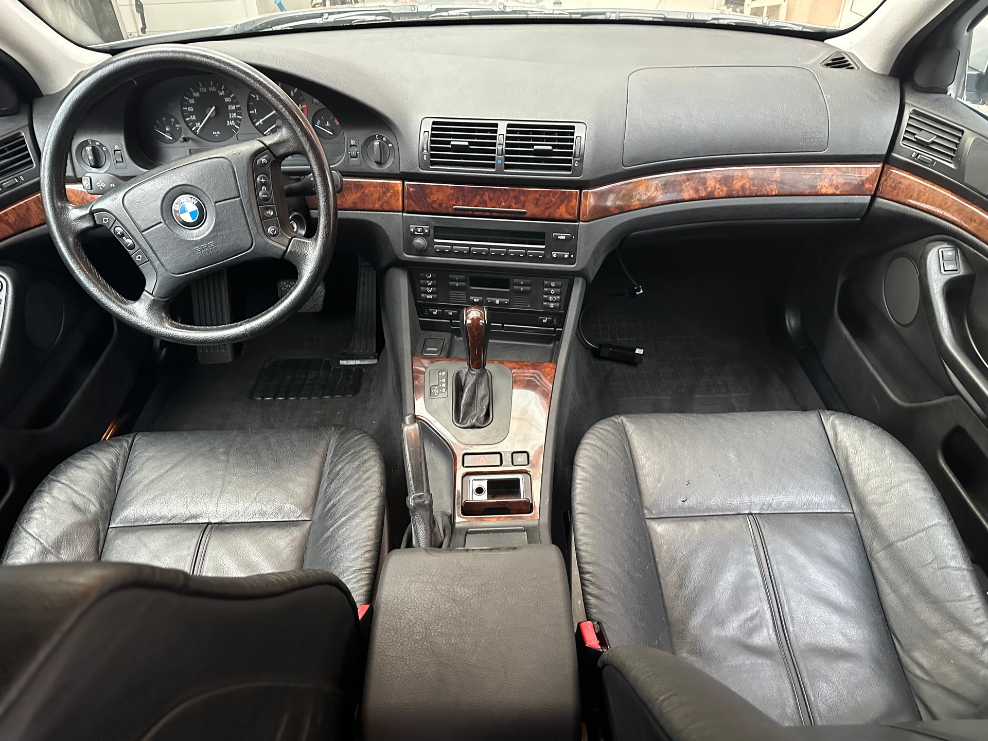BMW 540i Touring-image-4