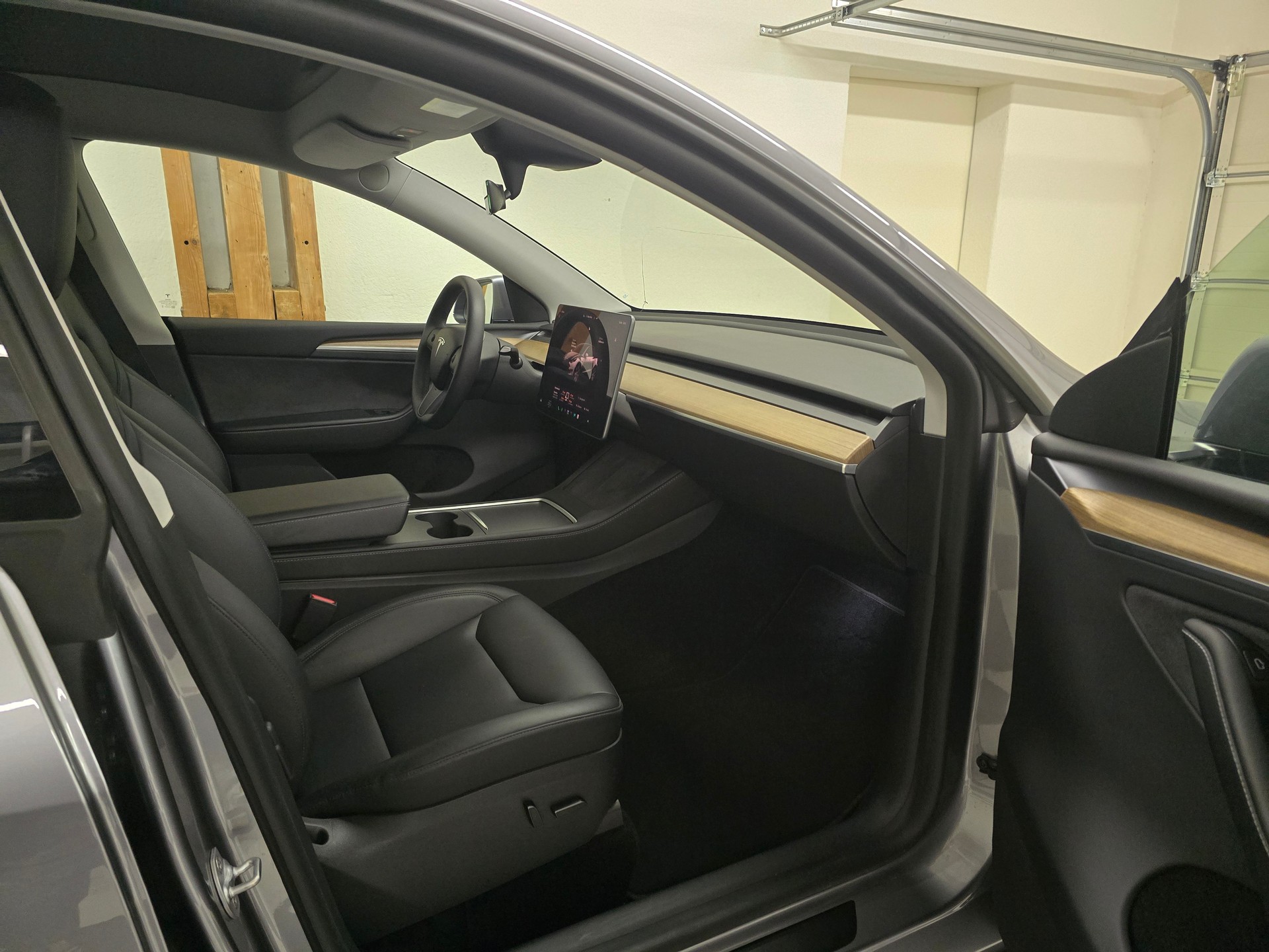 TESLA Model Y Long Range-image-11