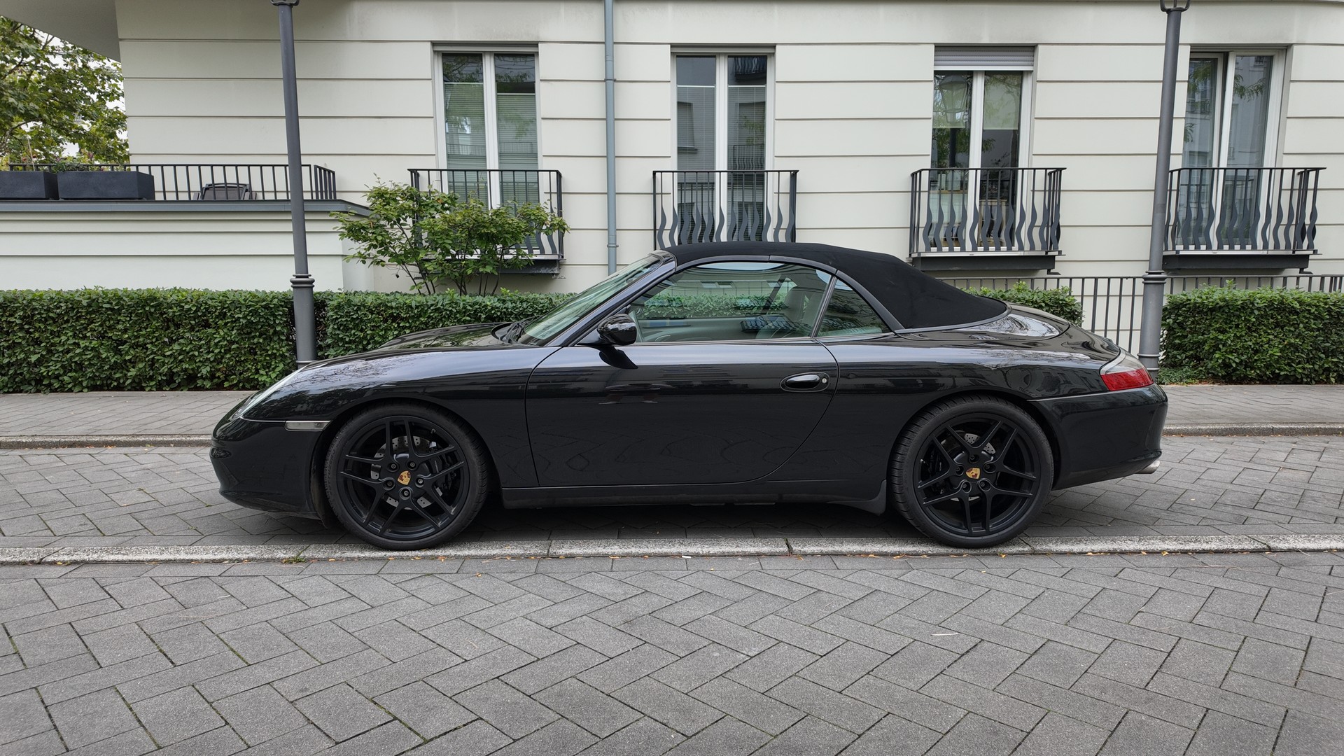 PORSCHE 911 Carrera Cabrio-image-1