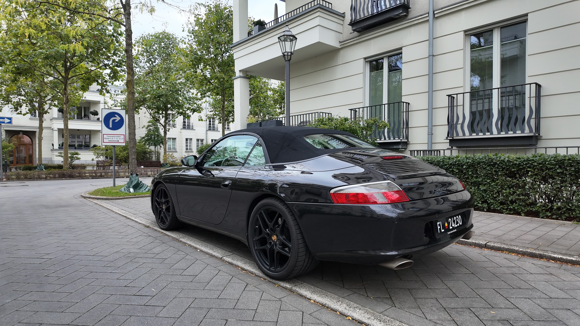 PORSCHE 911 Carrera Cabrio-image-4