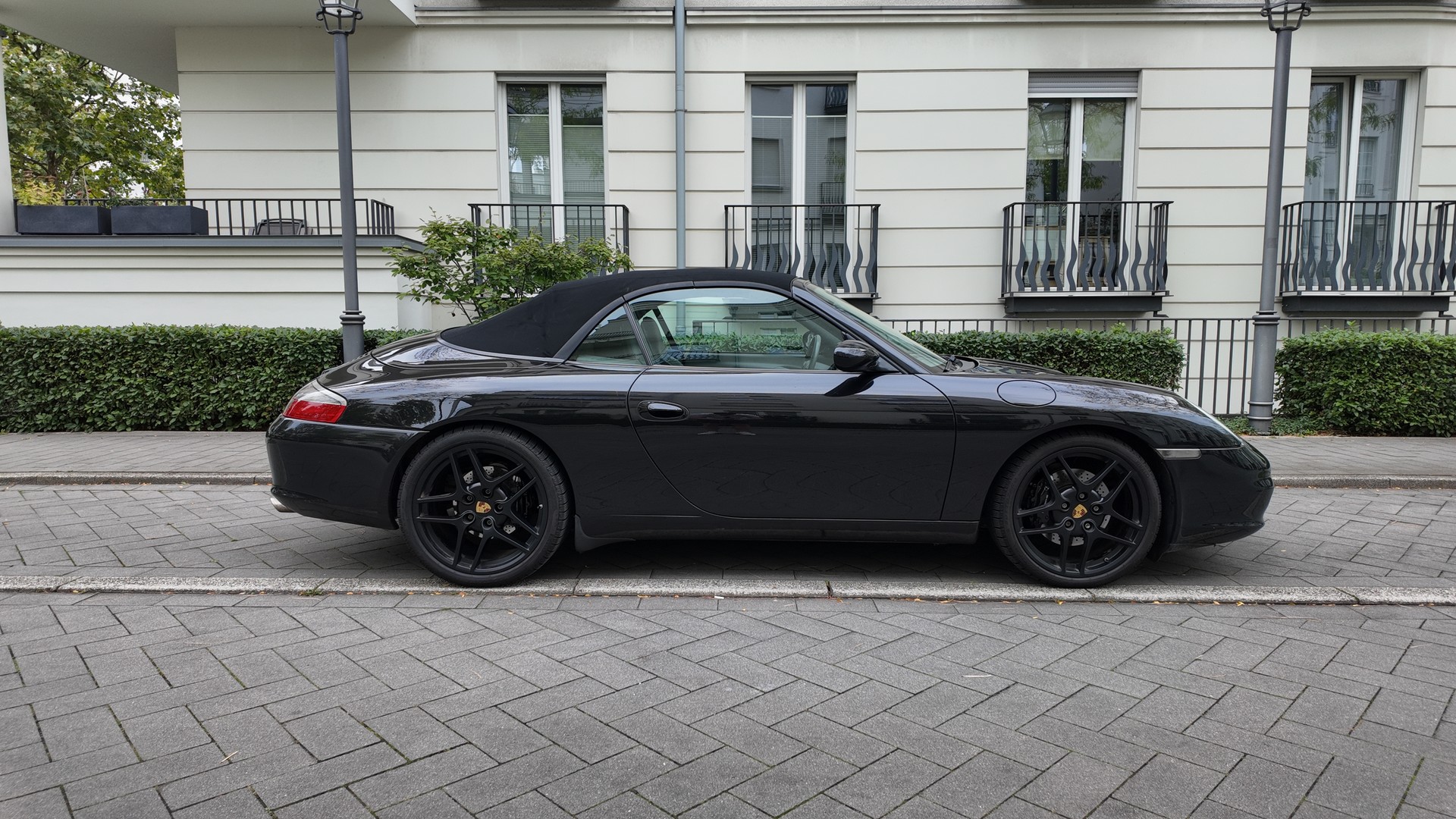 PORSCHE 911 Carrera Cabrio-image-2