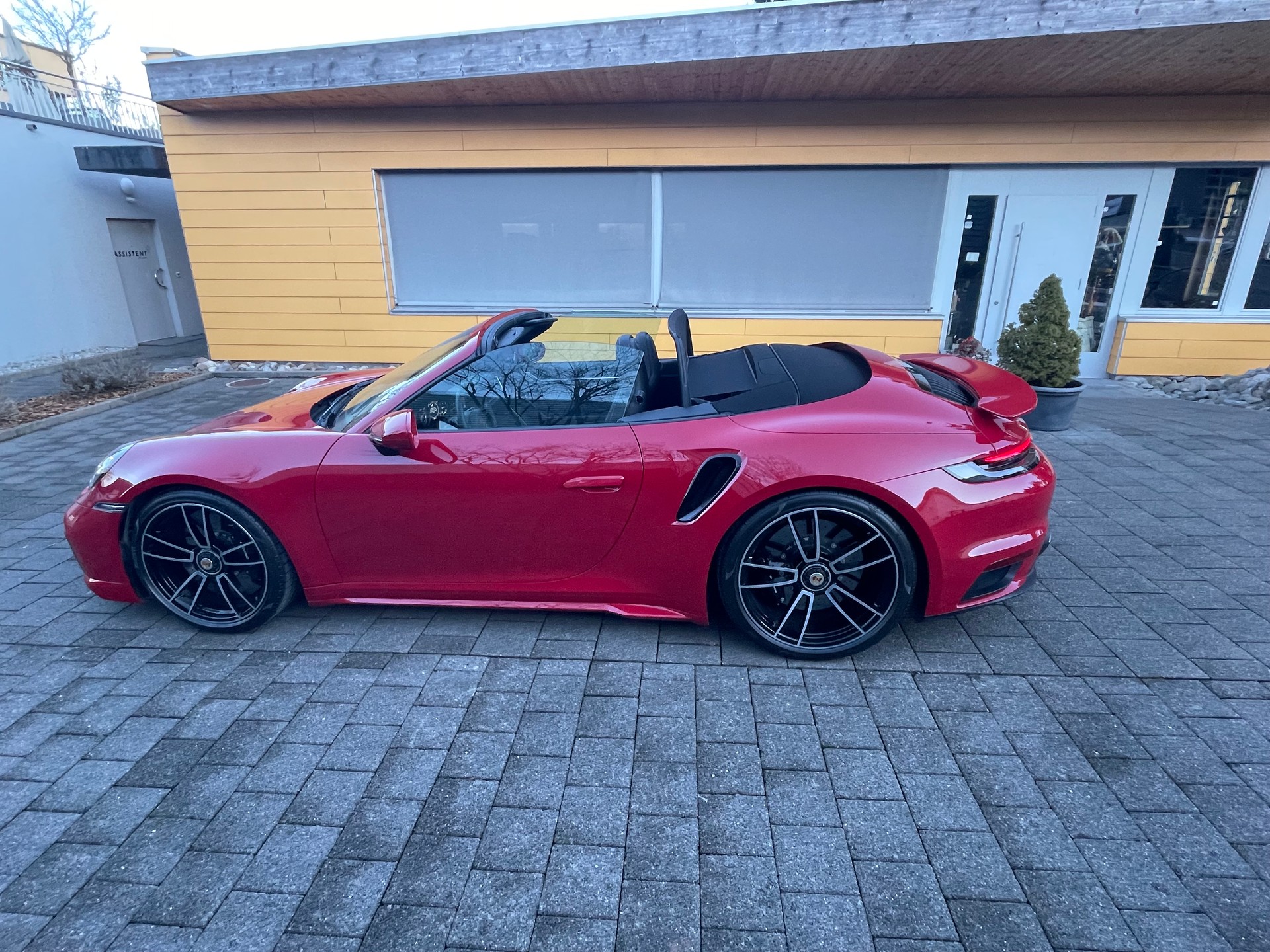 PORSCHE 911 Turbo S Cabriolet PDK-image-2