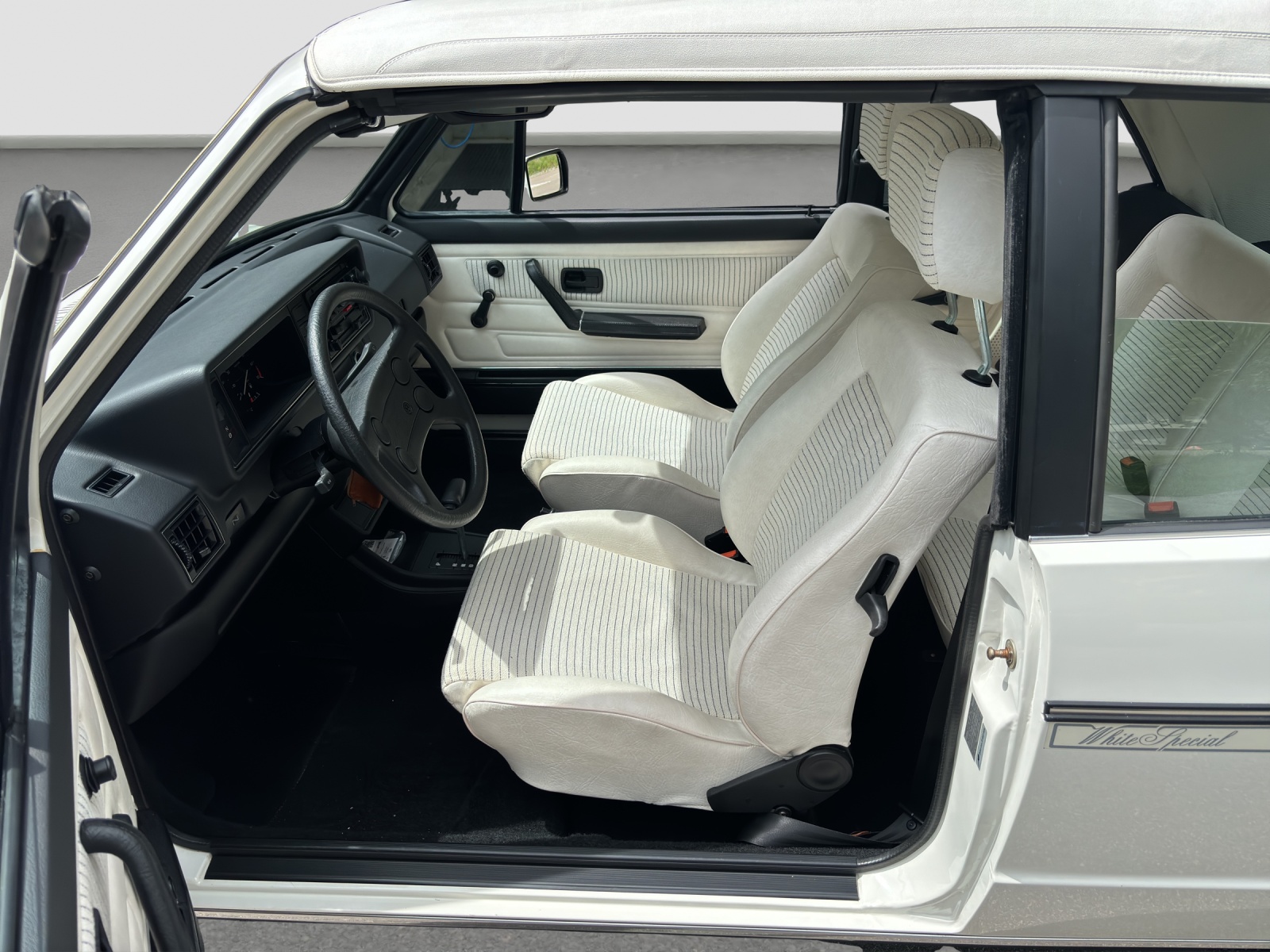 VW Golf Cabriolet 1600 GL Special (White)-image-5