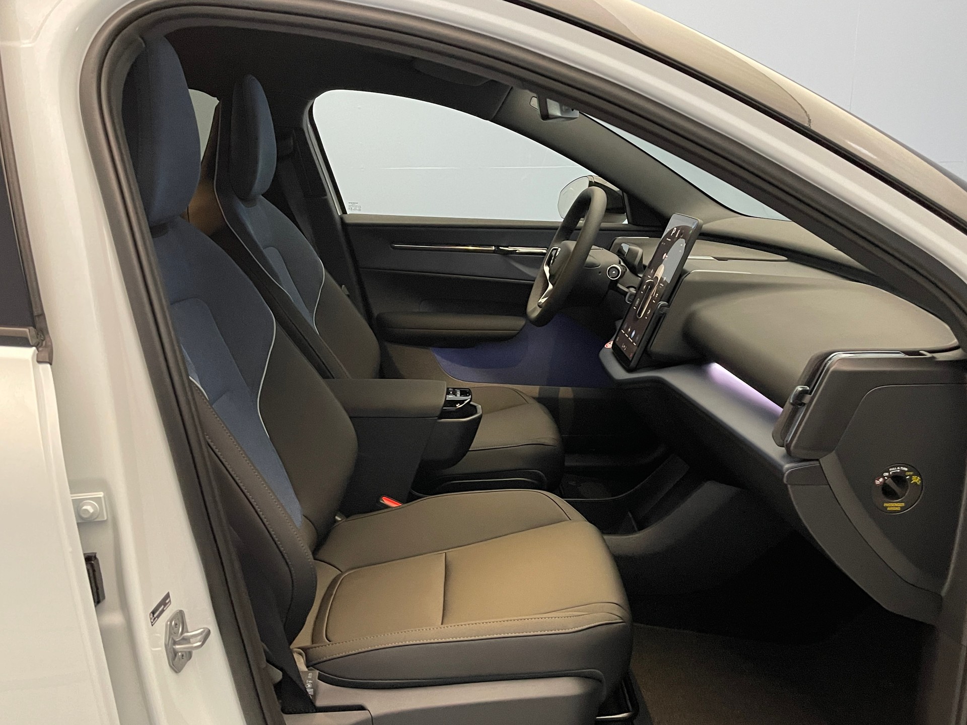 VOLVO EX30 E60 Plus-image-8