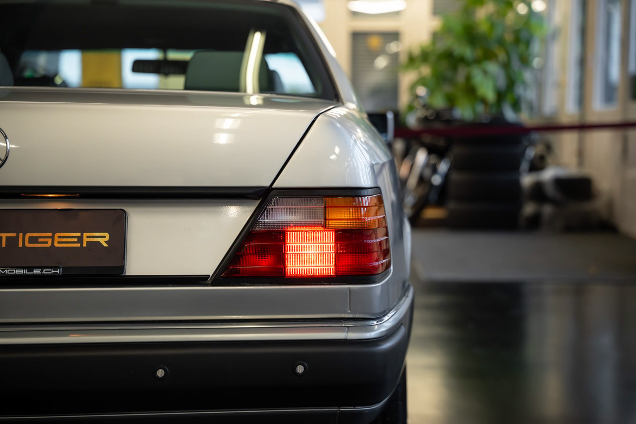 MERCEDES-BENZ 300 CE-image-9