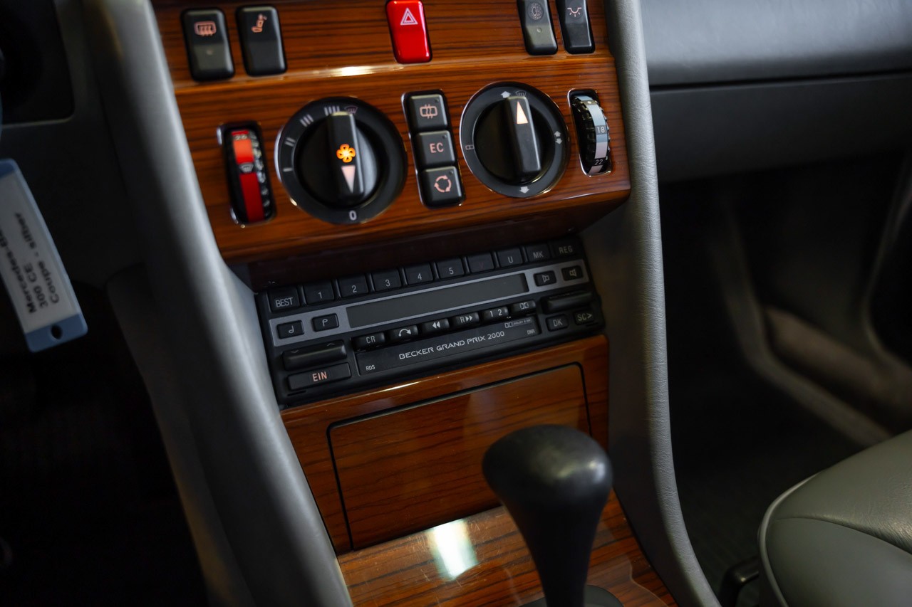 MERCEDES-BENZ 300 CE-image-25