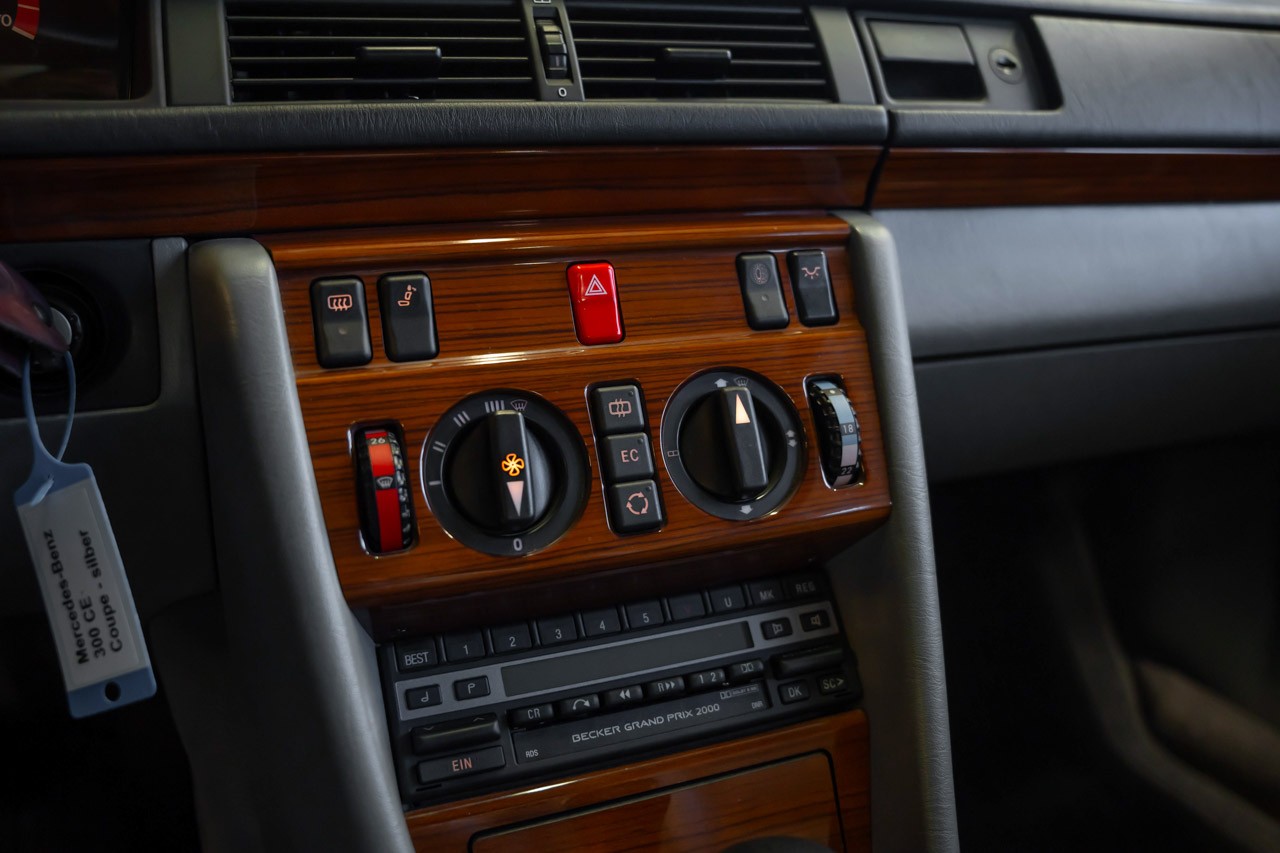 MERCEDES-BENZ 300 CE-image-24