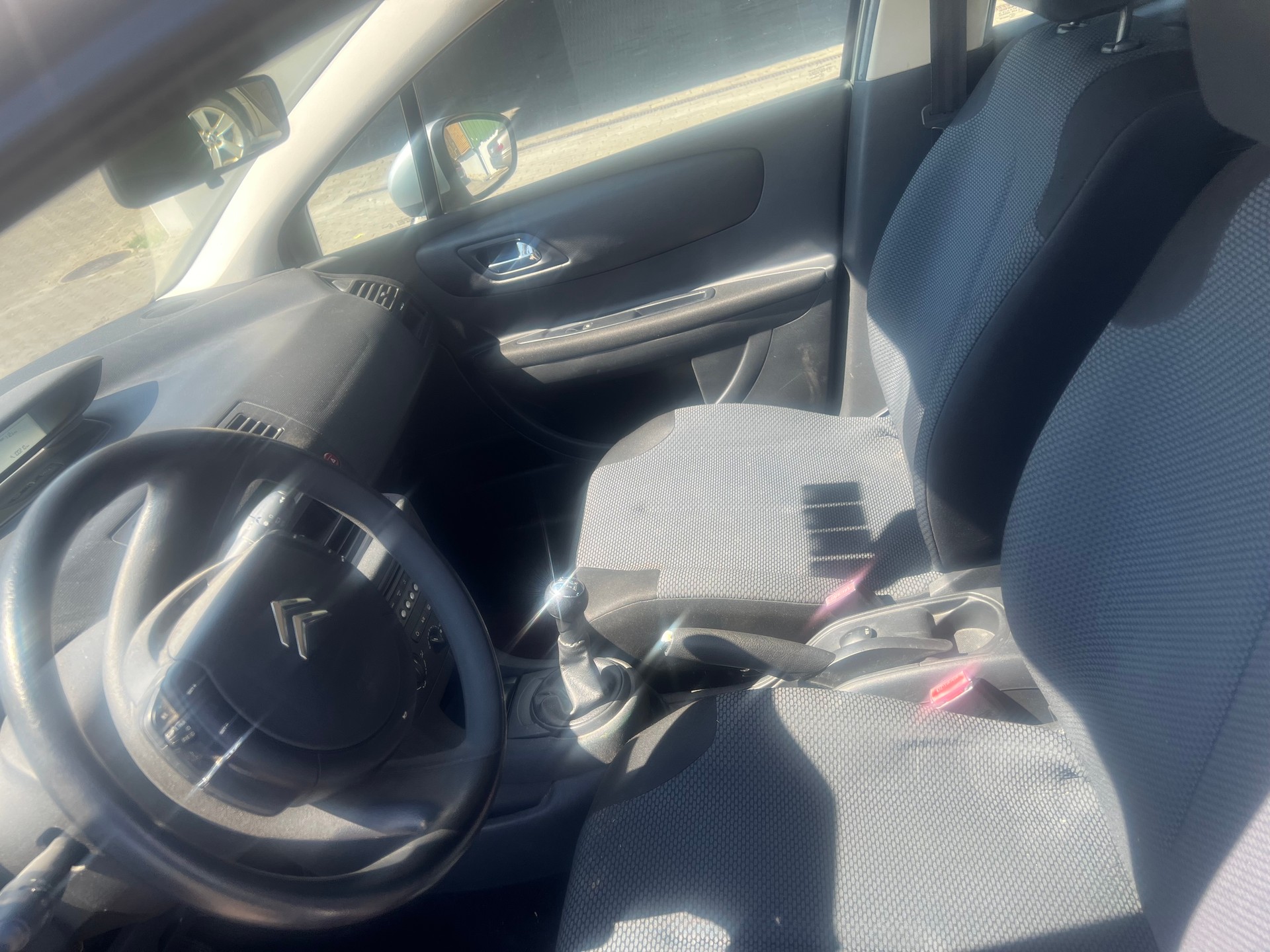 CITROEN C4 Berline 1.4i 16V Essentiel (X)-image-7