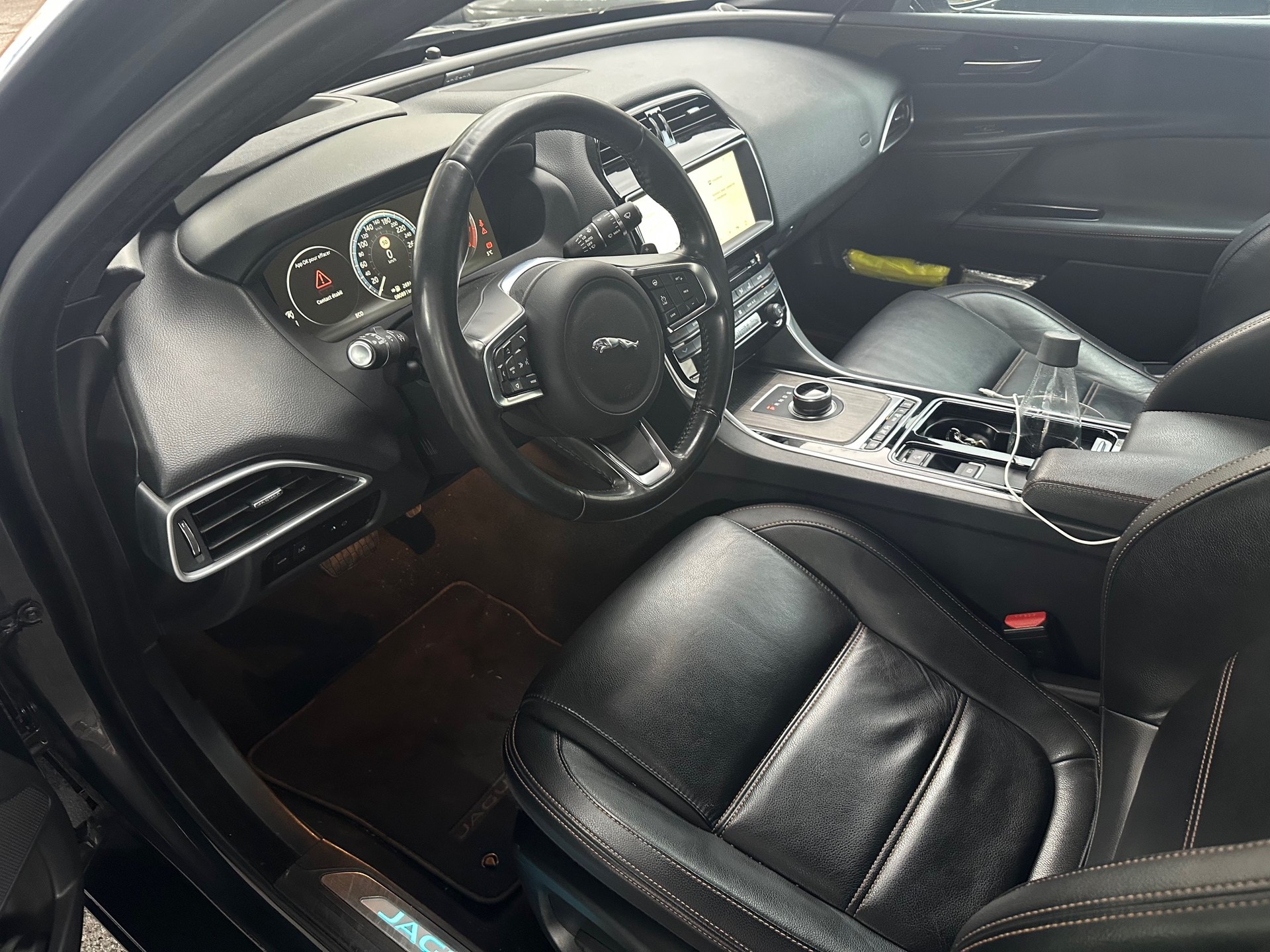 JAGUAR XE 25t 2.0 Prestige AWD Automatic-image-4