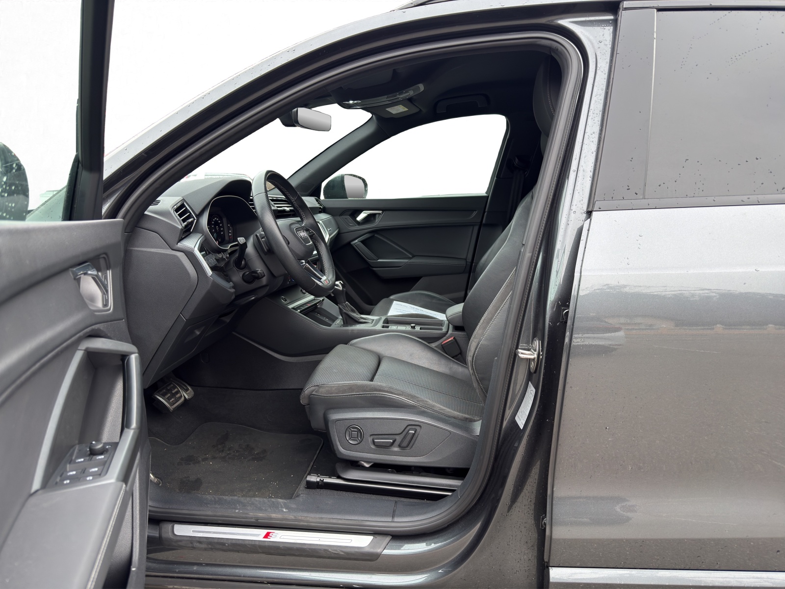 AUDI Q3 40 TFSI S line quattro S-tronic-image-8