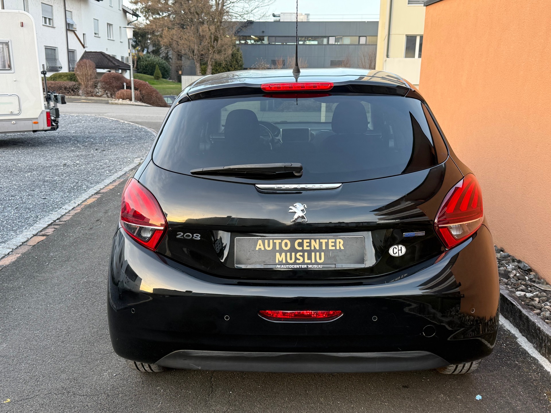 PEUGEOT 208 1.2 PureTech Style-image-3