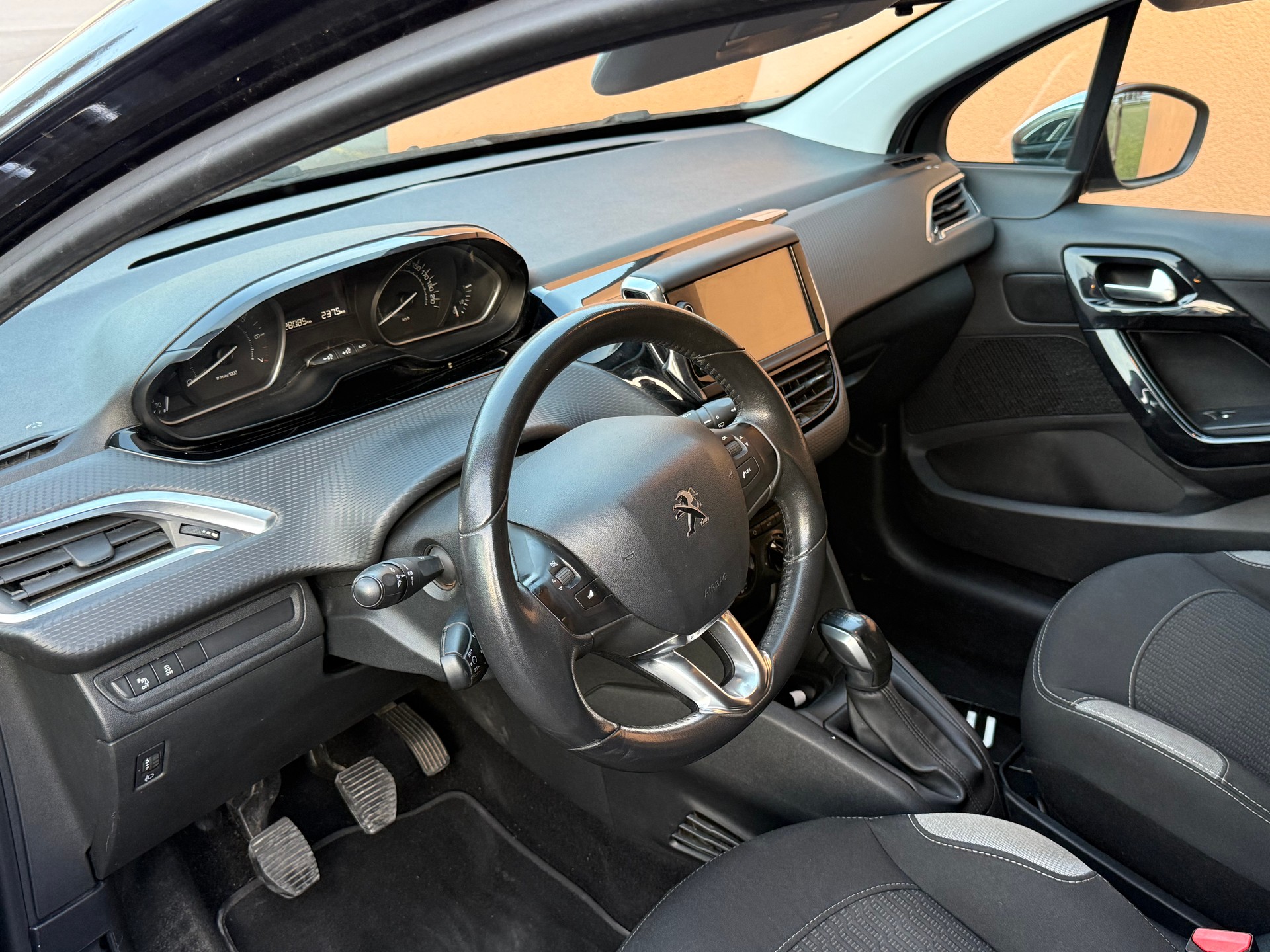 PEUGEOT 208 1.2 PureTech Style-image-7