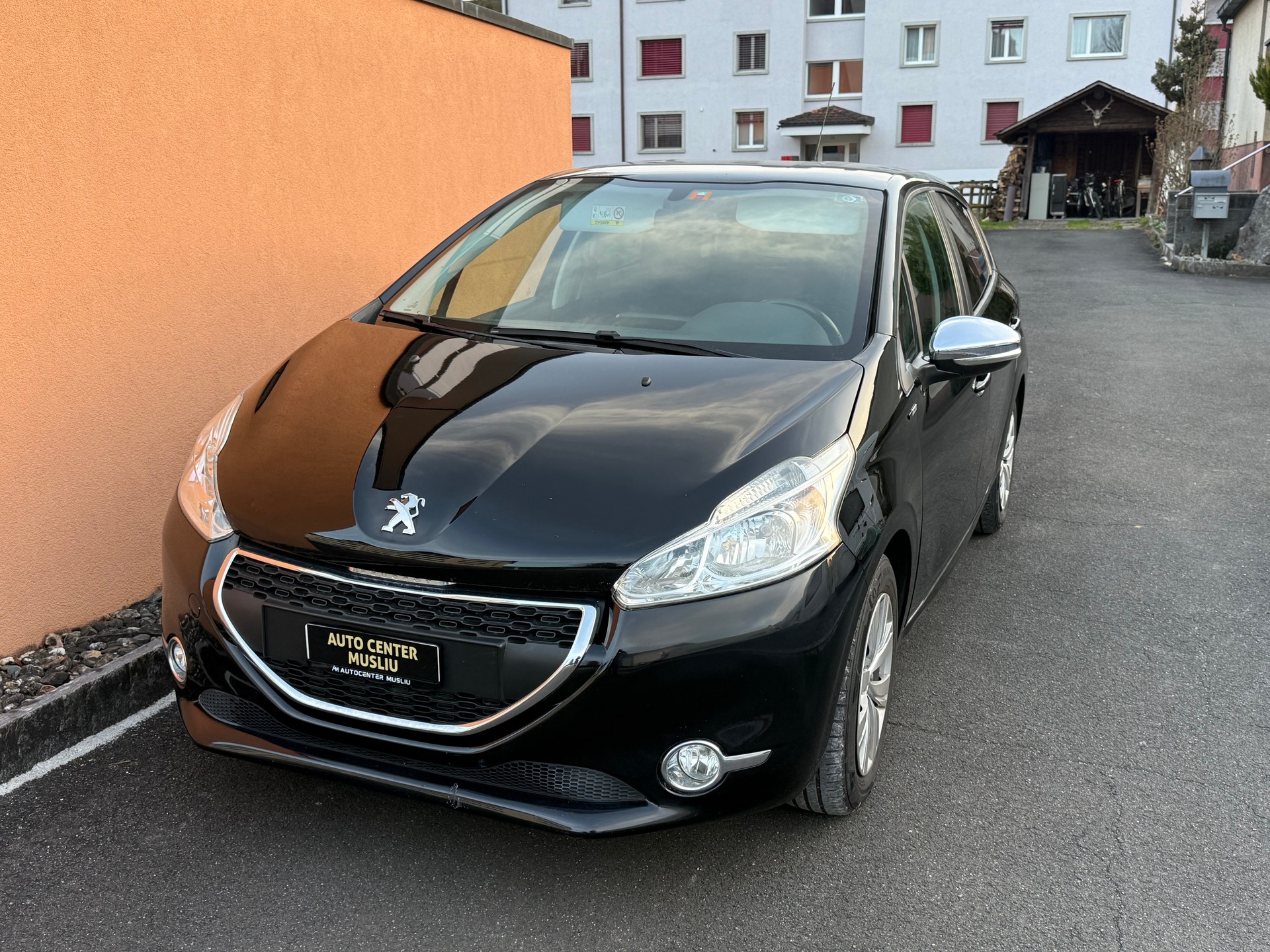 PEUGEOT 208 1.2 PureTech Style-image-1