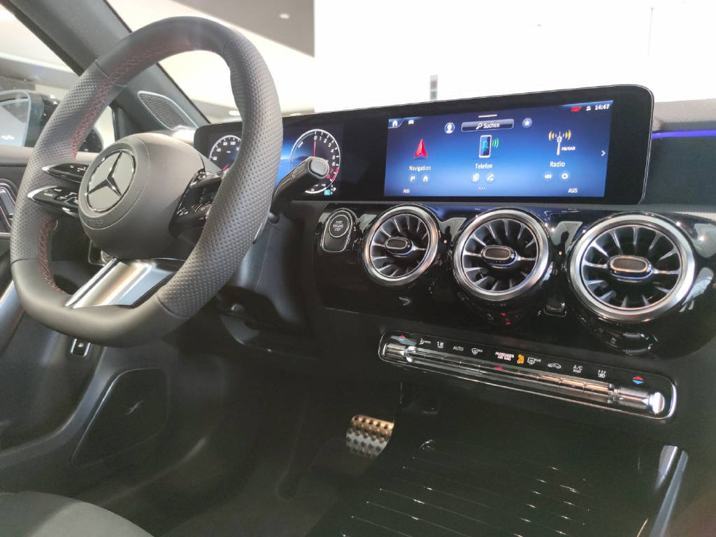 MERCEDES-BENZ A 250 e AMG Line EQ Star-image-10