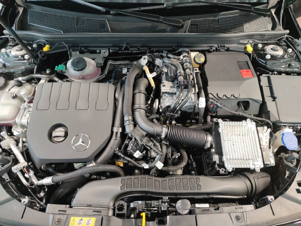 MERCEDES-BENZ A 250 e AMG Line EQ Star-image-8