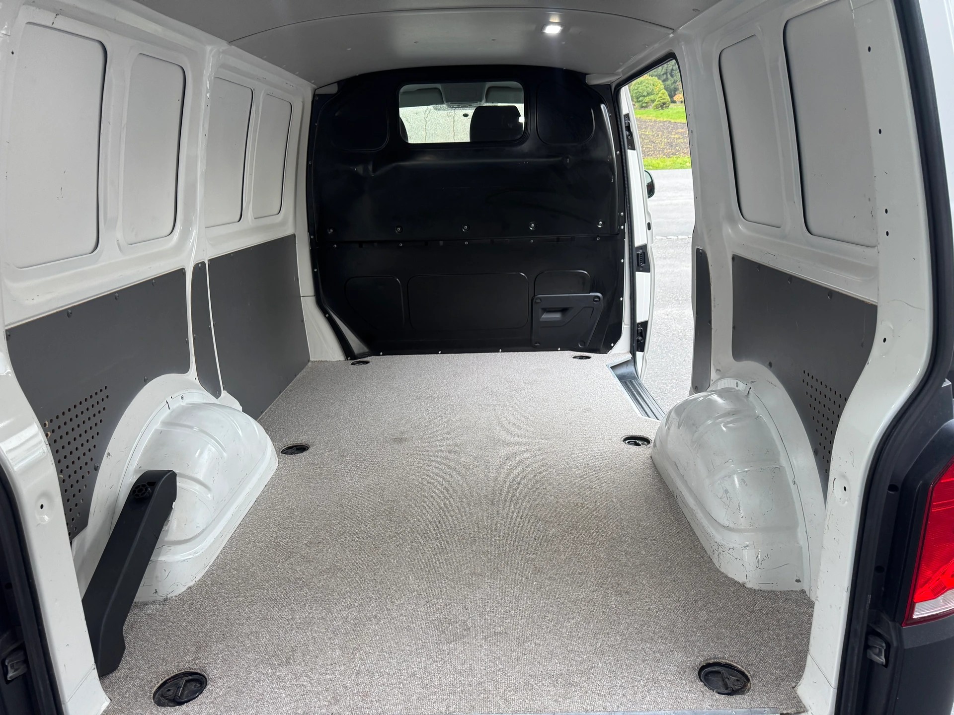 VW T6.1 2.0 TDI Transporter-image-4