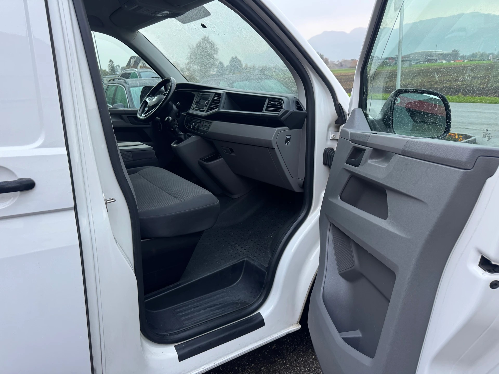VW T6.1 2.0 TDI Transporter-image-15