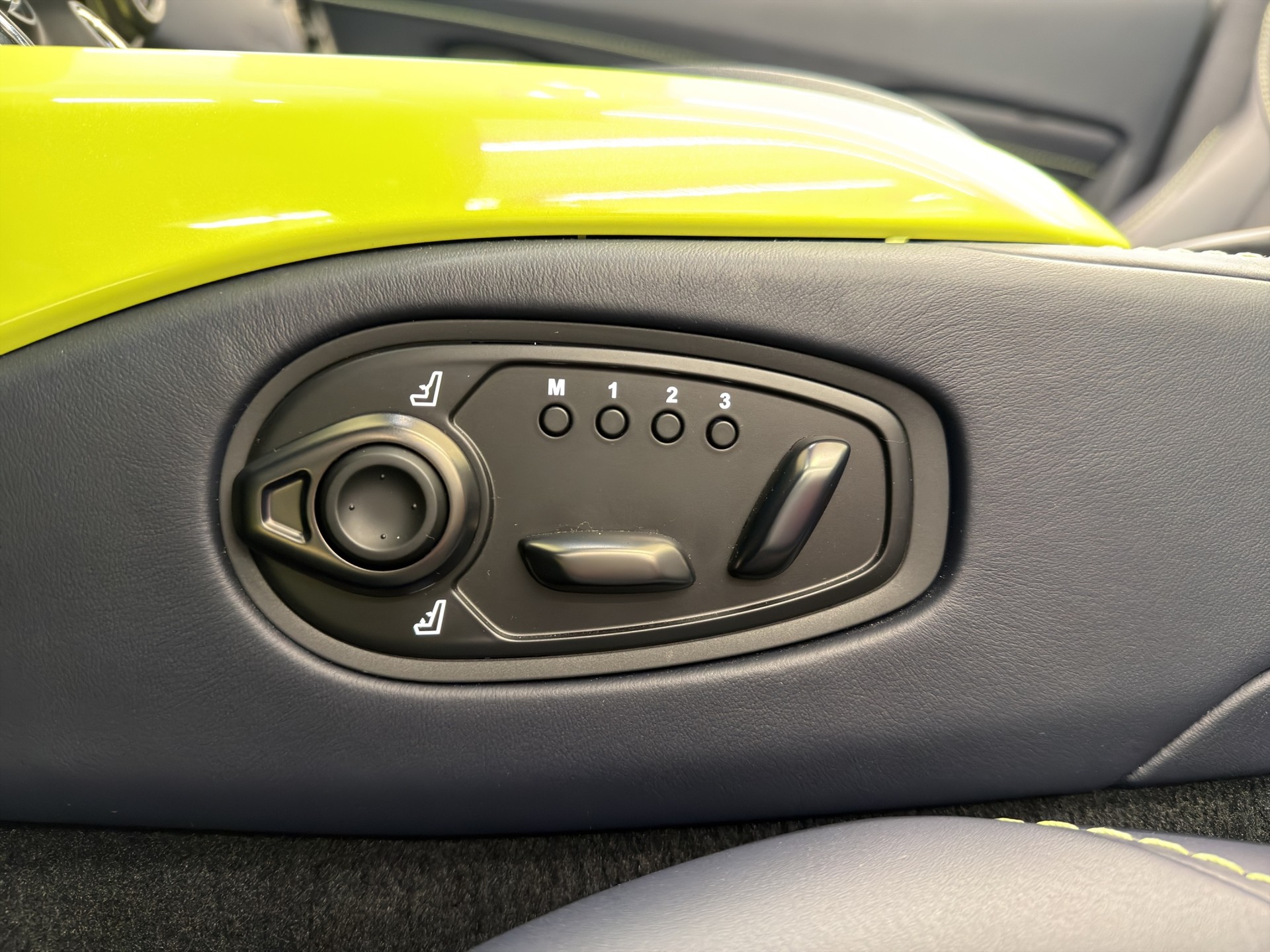 ASTON MARTIN V8 Vantage 4.0 Roadster-image-20