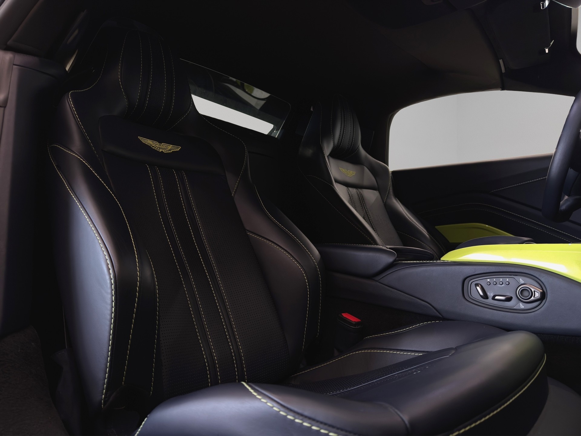 ASTON MARTIN V8 Vantage 4.0 Roadster-image-13
