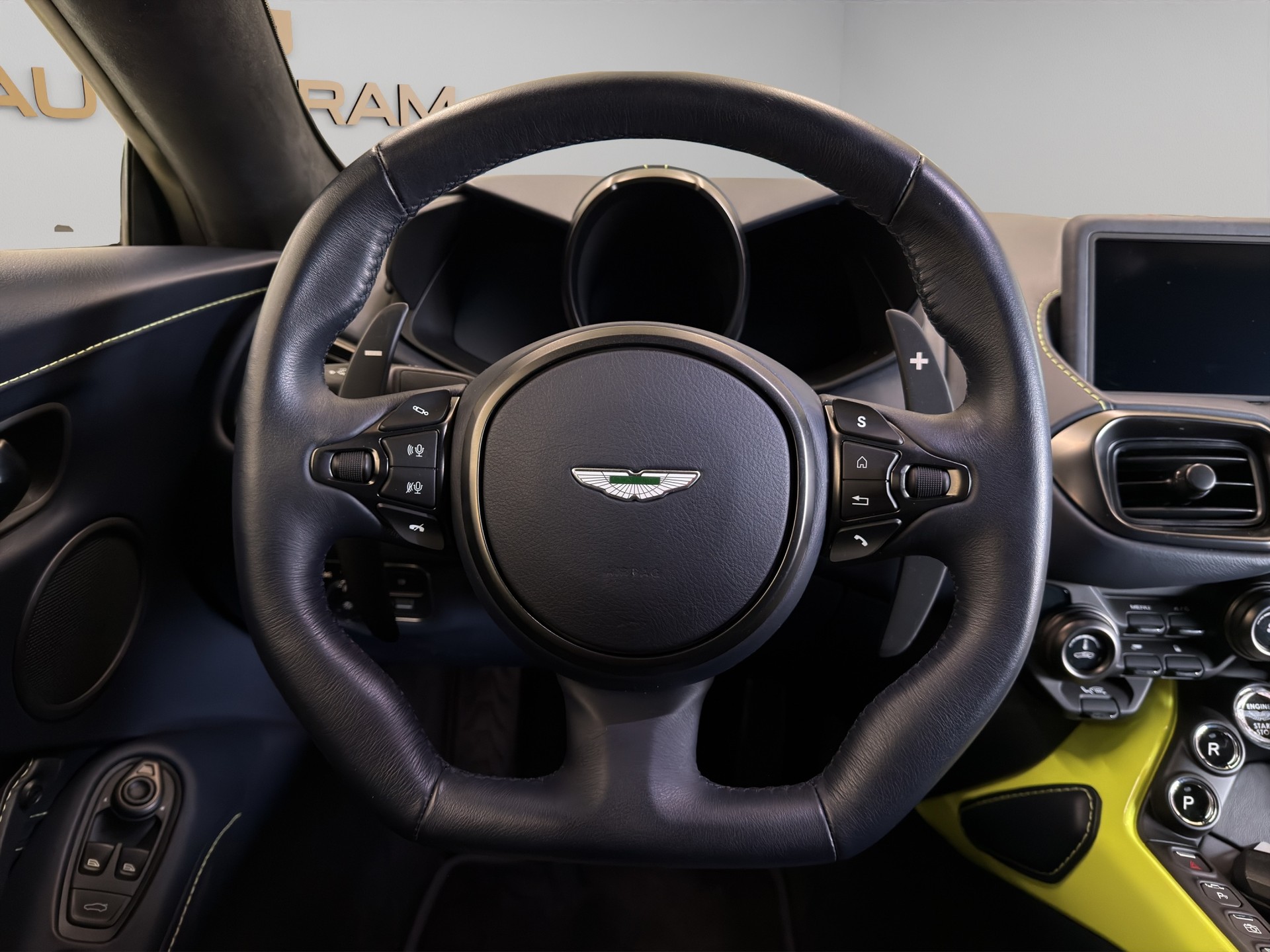 ASTON MARTIN V8 Vantage 4.0 Roadster-image-16