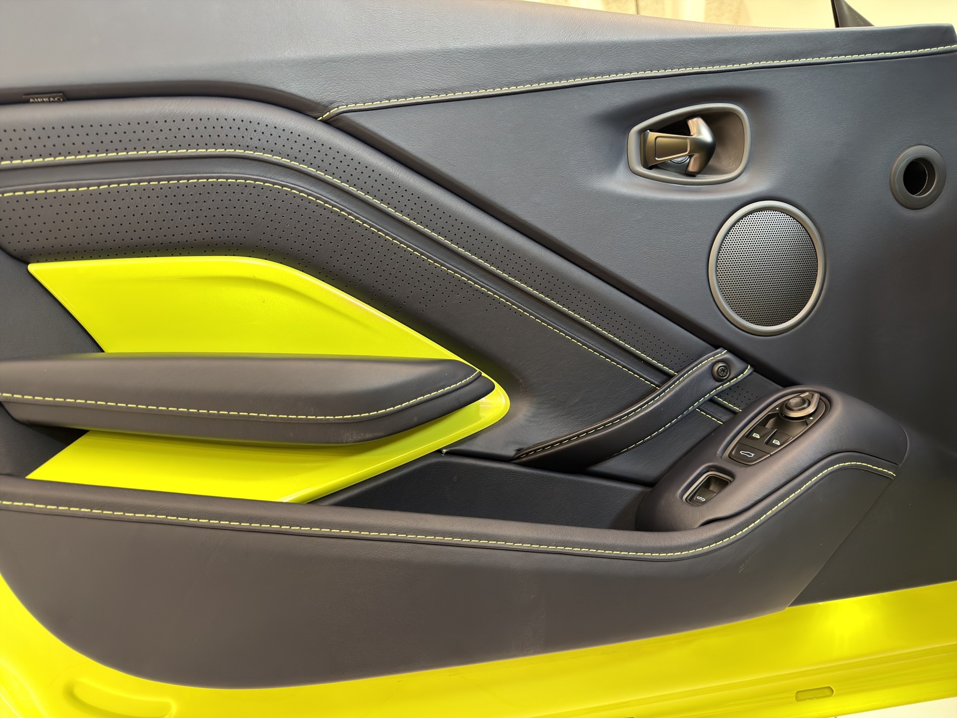 ASTON MARTIN V8 Vantage 4.0 Roadster-image-21