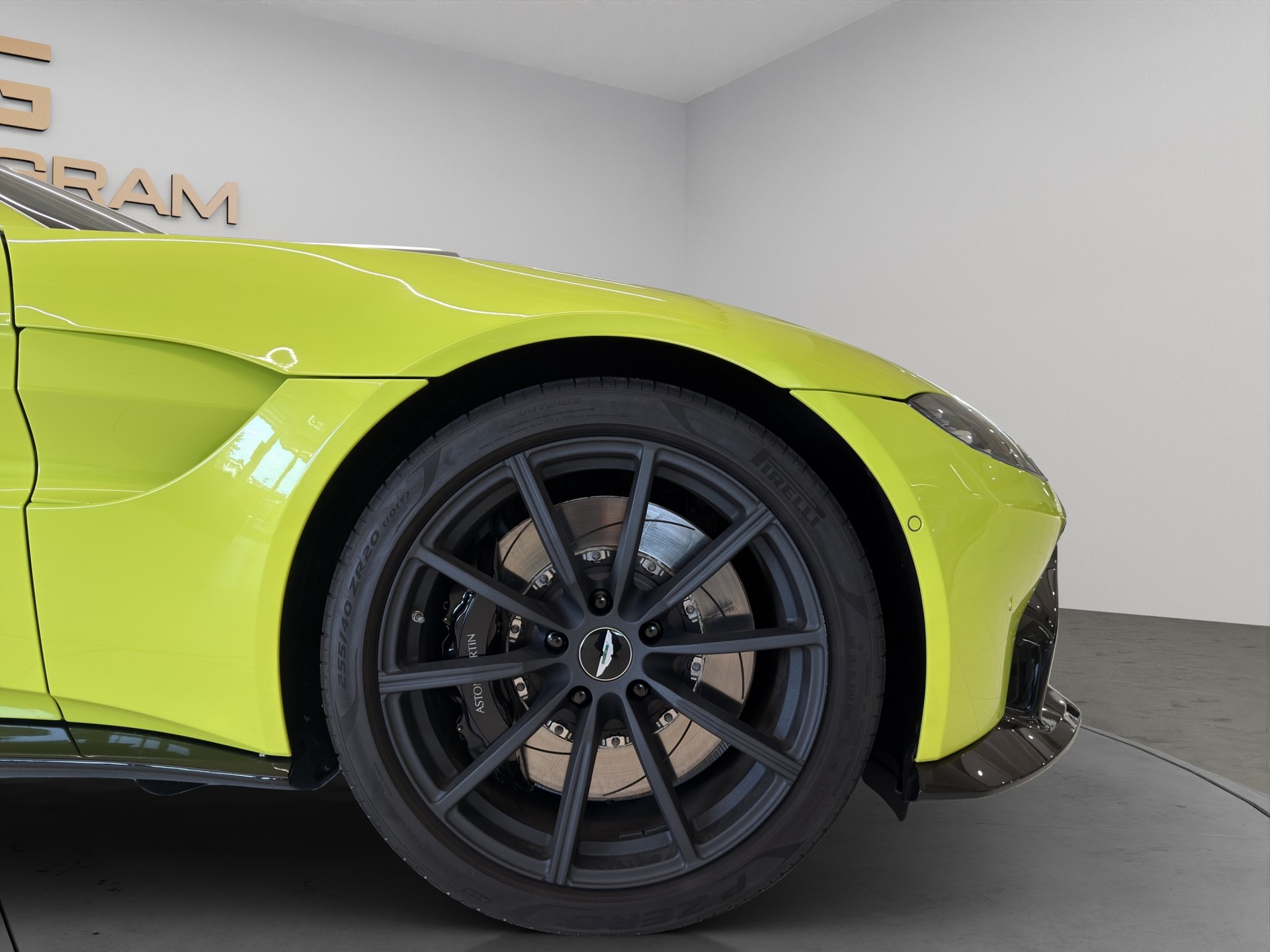 ASTON MARTIN V8 Vantage 4.0 Roadster-image-8