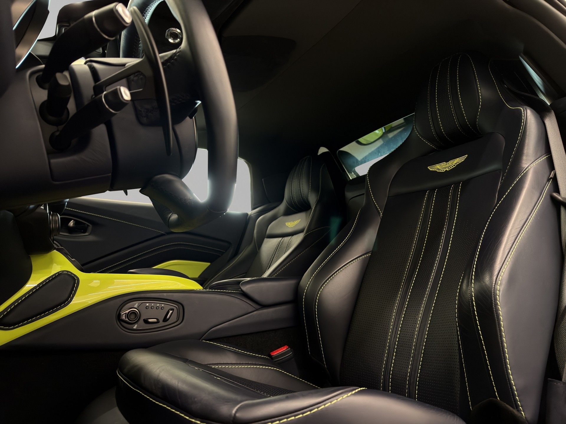 ASTON MARTIN V8 Vantage 4.0 Roadster-image-12
