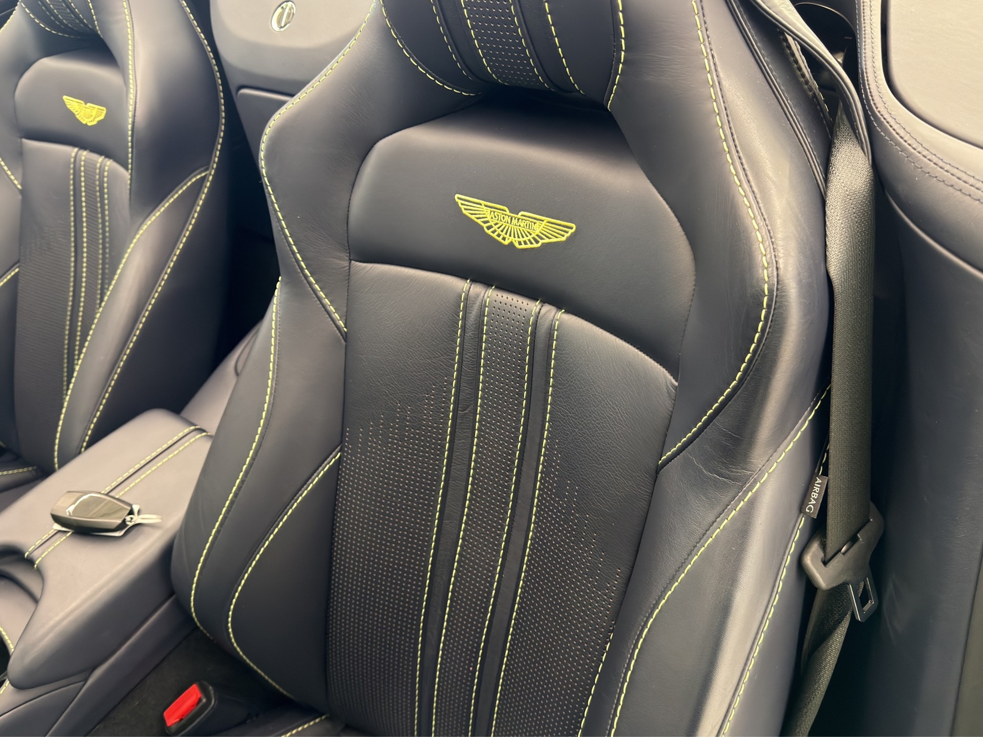 ASTON MARTIN V8 Vantage 4.0 Roadster-image-14